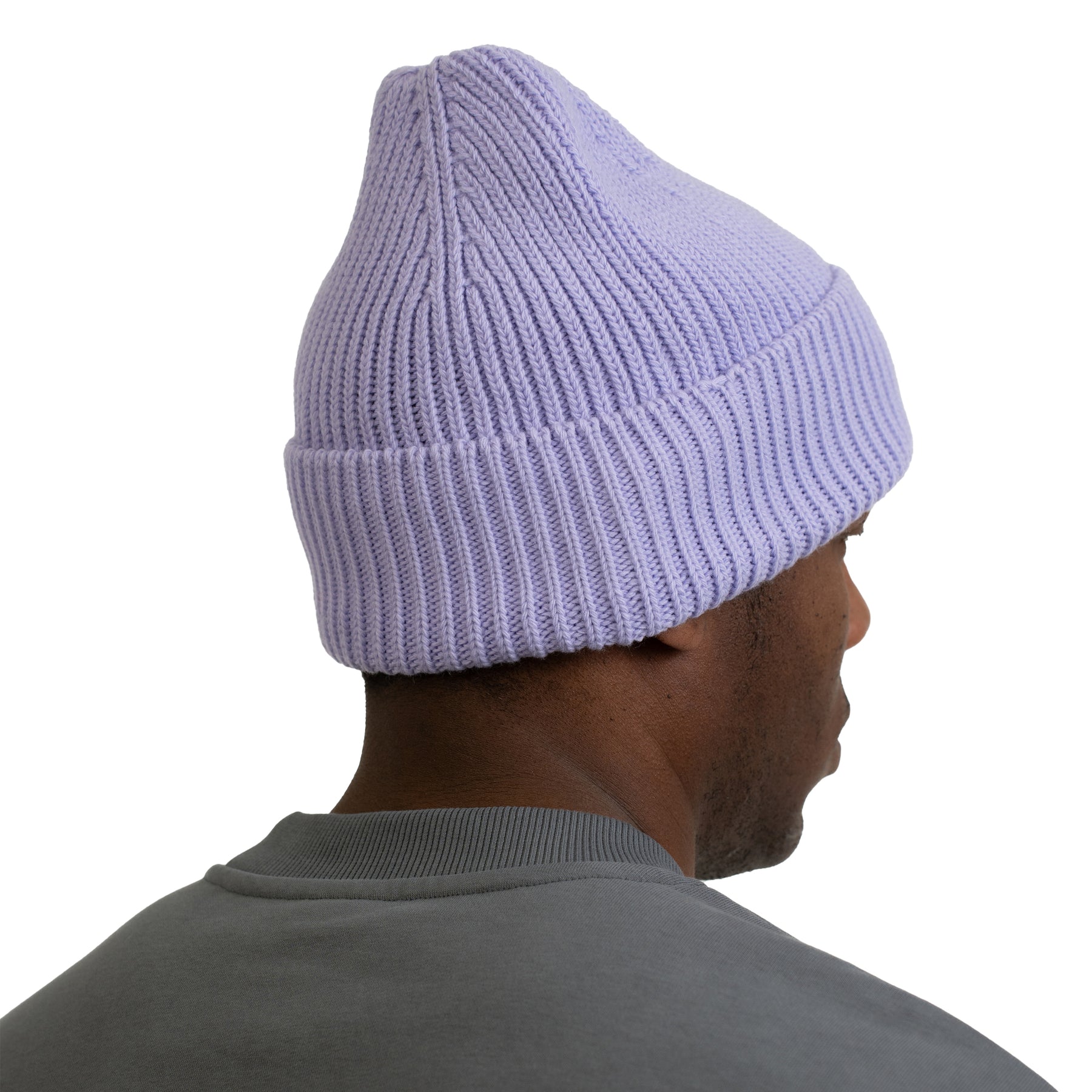 Rückansicht eines dunkelhäutigen Mannes mit lila, gestrickter Mütze 'Billie' von Johnny Urban