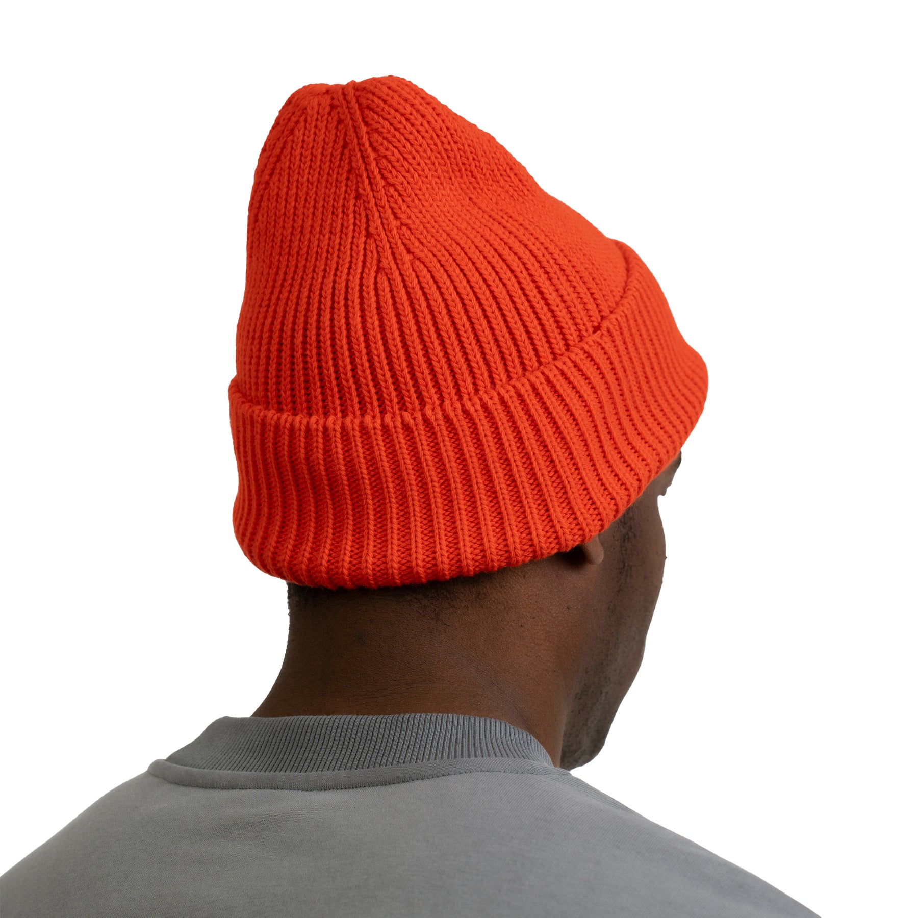 Rückansicht einer männlichen Person mit korallroter Mütze ‚Billie‘ von Johnny Urban