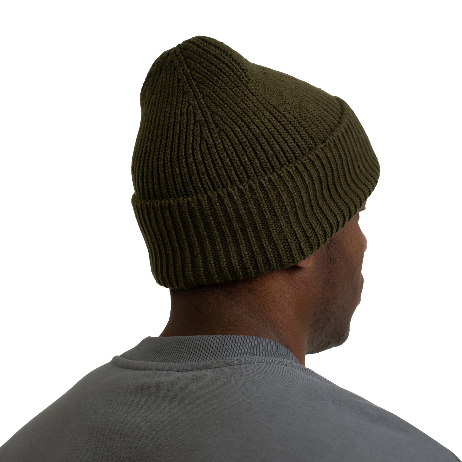 Dunkelgrüne, gerippte Strickmütze 'Billie' von Johnny Urban an männlichem Modell von hinten