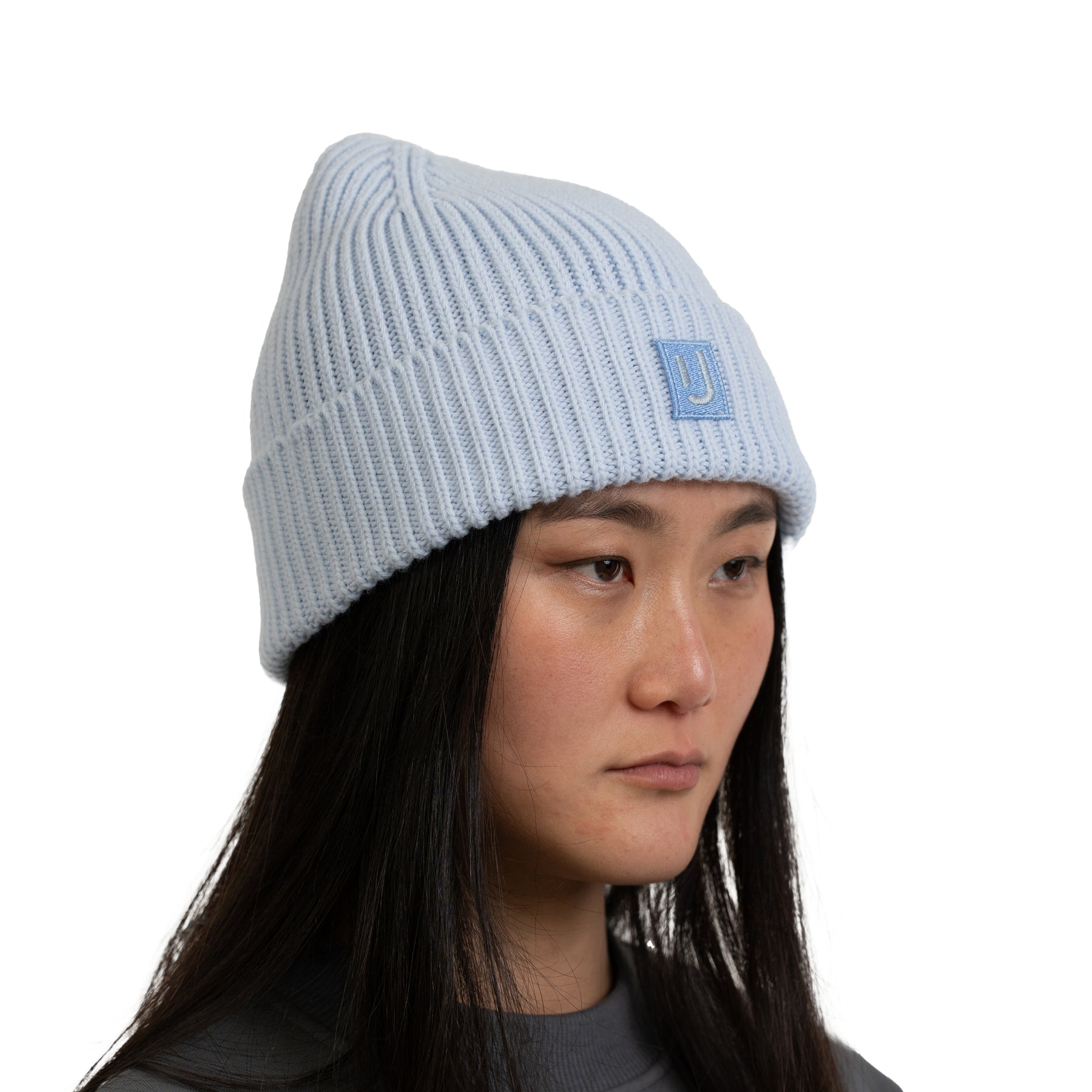 Hellblaue, gerippte Strickmütze 'Billie' von Johnny Urban auf dunkelhaariger Frau