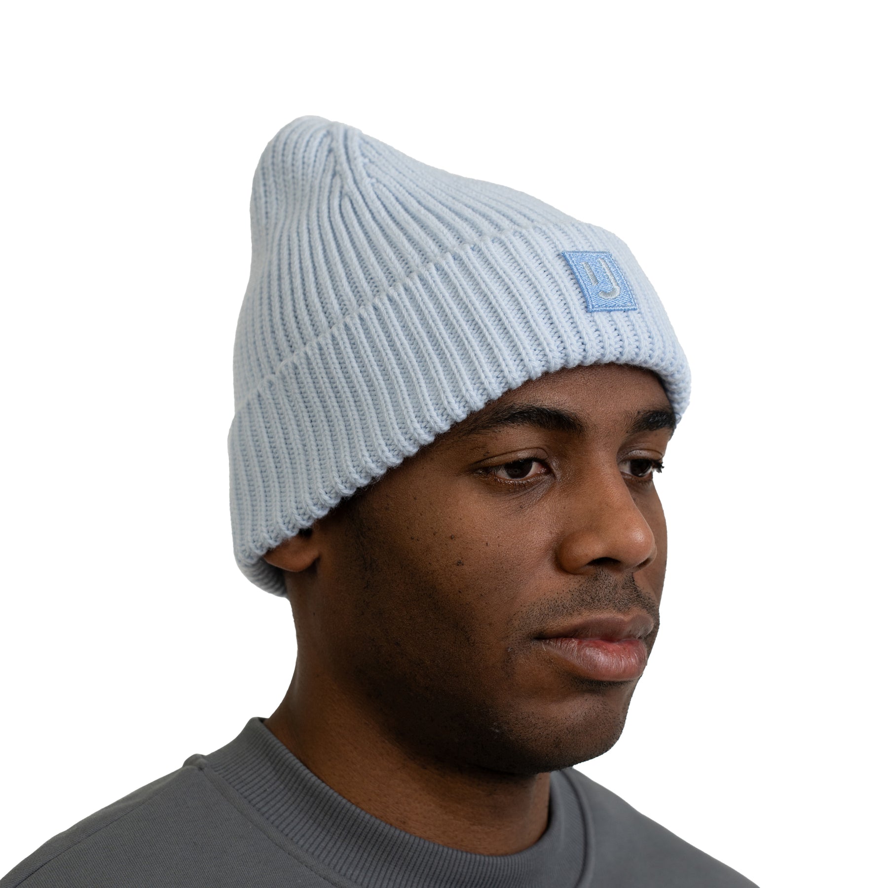Hellblaue Strickmütze 'Billie' von Johnny Urban an einem Mann