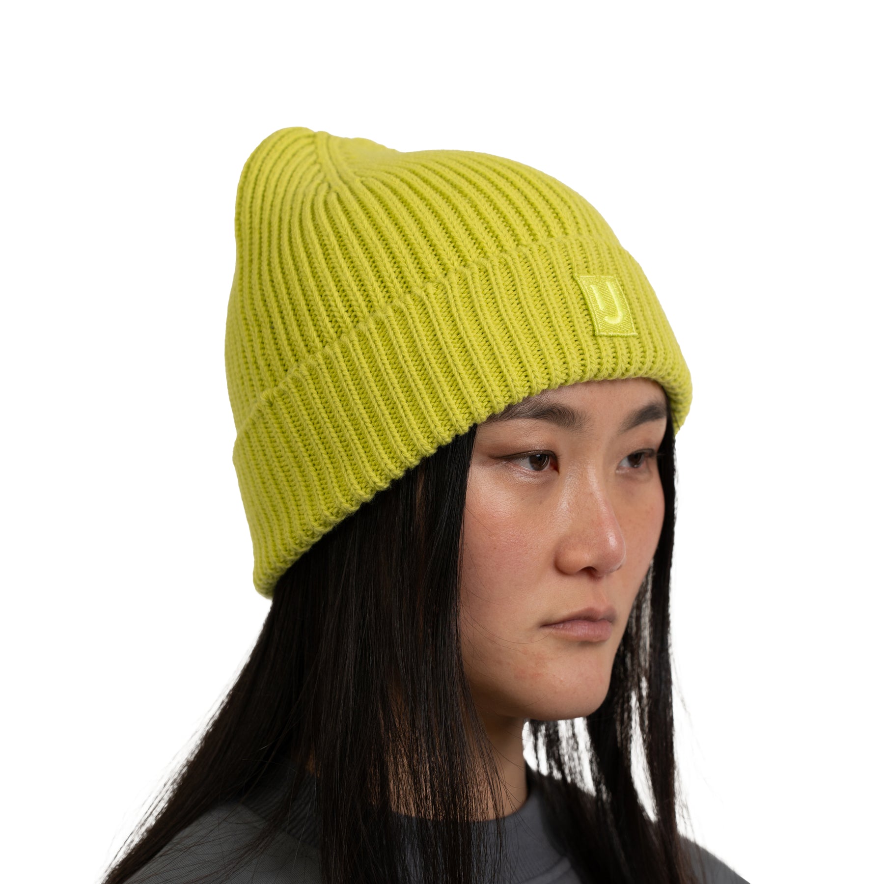 Frau mit limefarbener gerippter Strickmütze 'Billie' von Johnny Urban