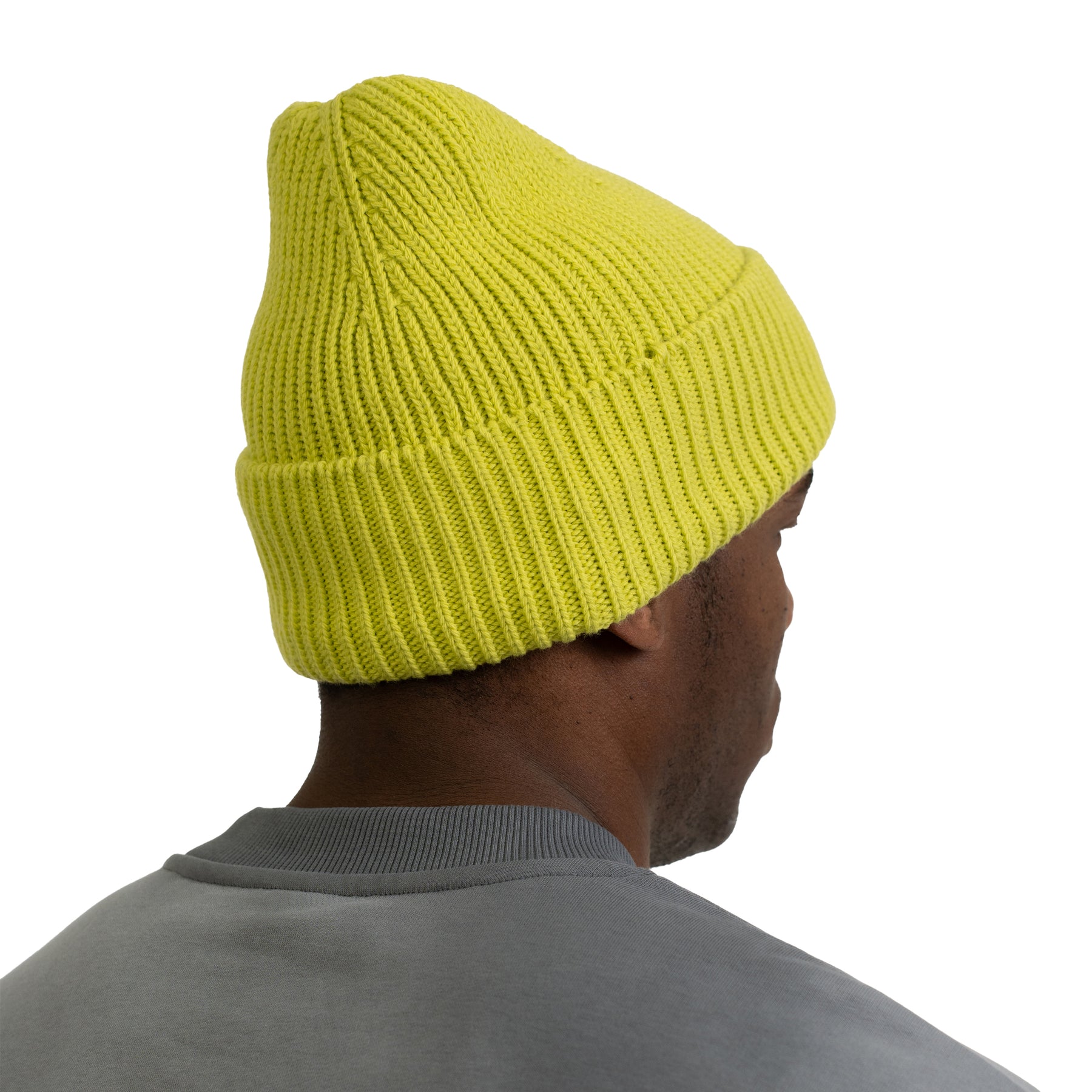 Mann trägt limefarbene Strickmütze 'Billie' von Johnny Urban