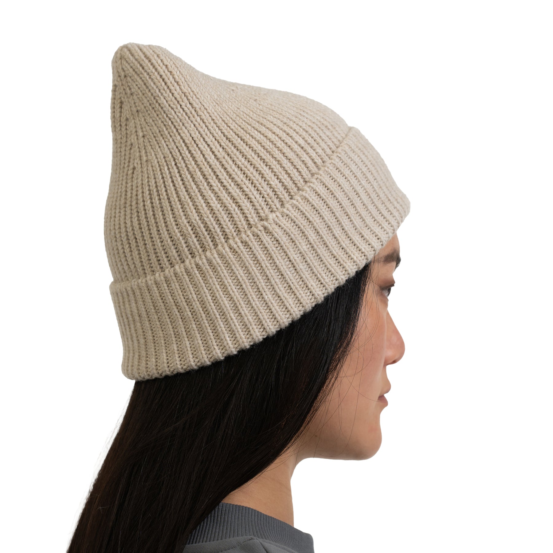 Beige gestrickte Damenmütze 'Billie' von Johnny Urban auf einem Profil einer Frau