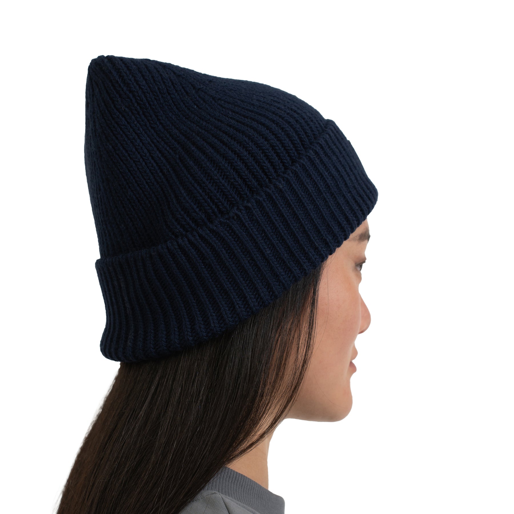 Dunkelblaue Damen-Strickmütze 'Billie' von Johnny Urban, getragen von Seite