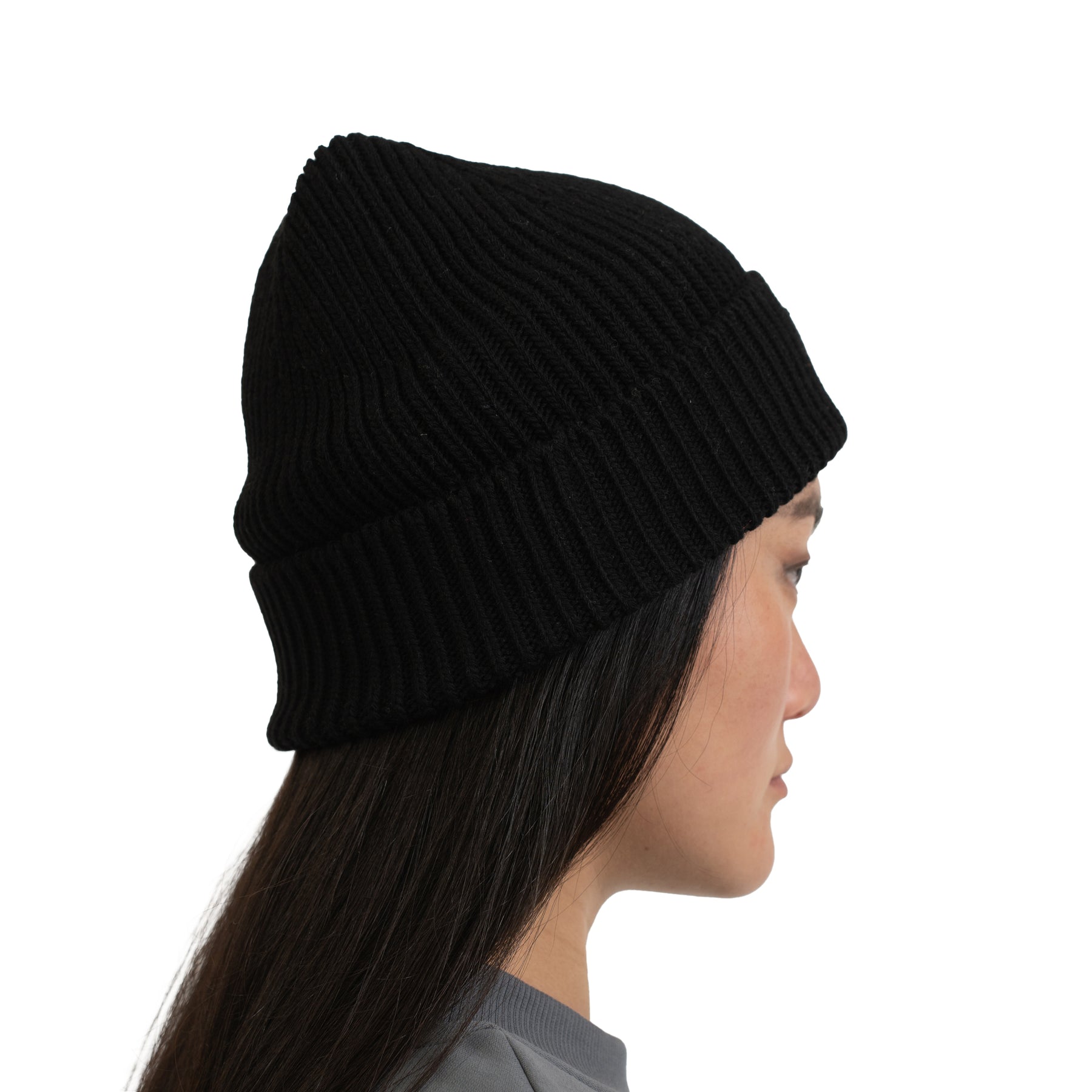Damenprofil mit schwarzer, gerippter Strickmütze 'Billie' von Johnny Urban