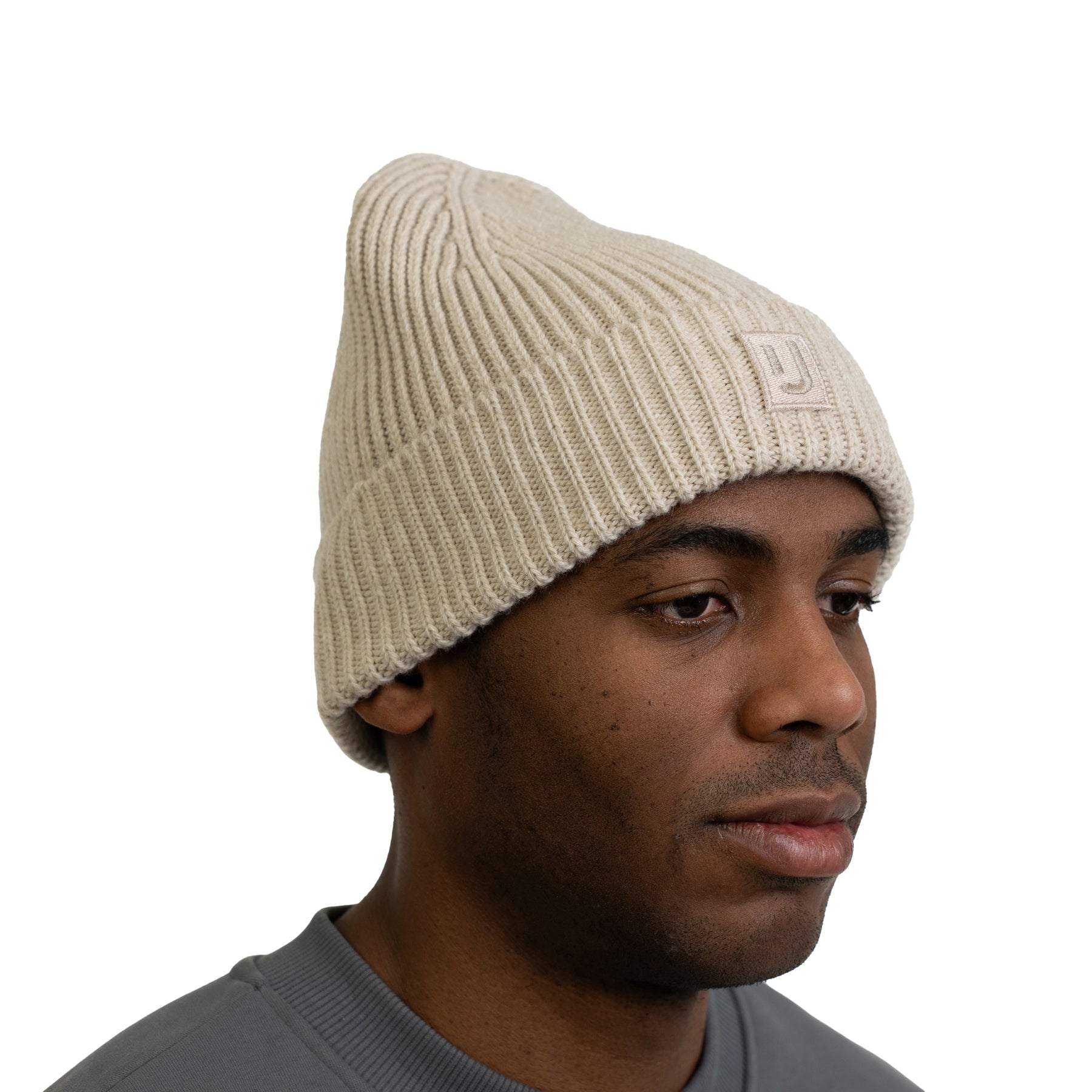 Beige gestrickte Herrenmütze 'Billie' von Johnny Urban, getragen von einem Mann