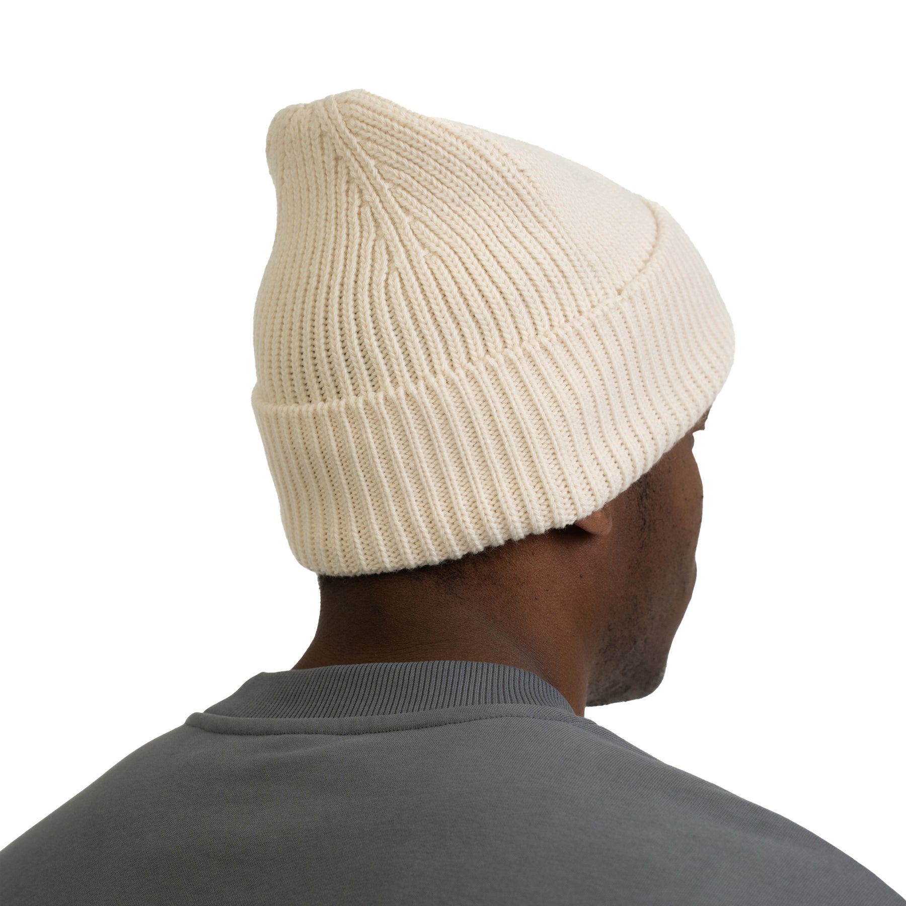 Mann von hinten mit cremefarbener, gerippter Strickmütze Billie von Johnny Urban