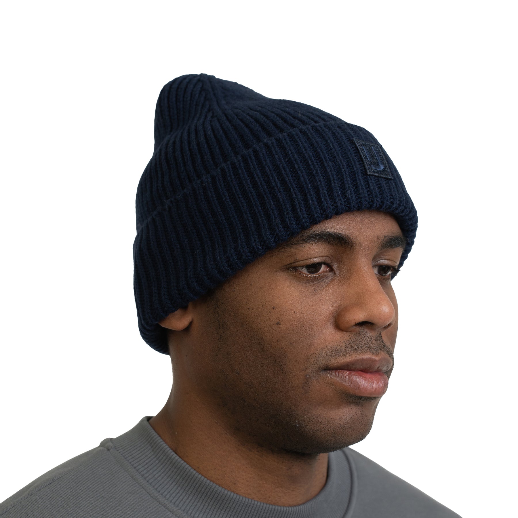 Mann mit dunkelblauer, gerippter Strickmütze 'Billie' von Johnny Urban