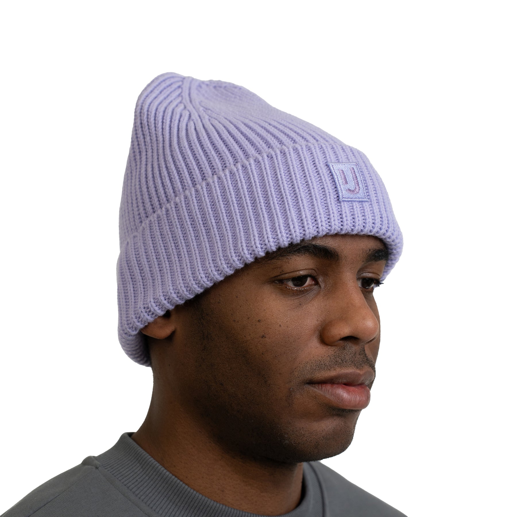 Mann trägt lila gerippte Strickmütze 'Billie' von Johnny Urban