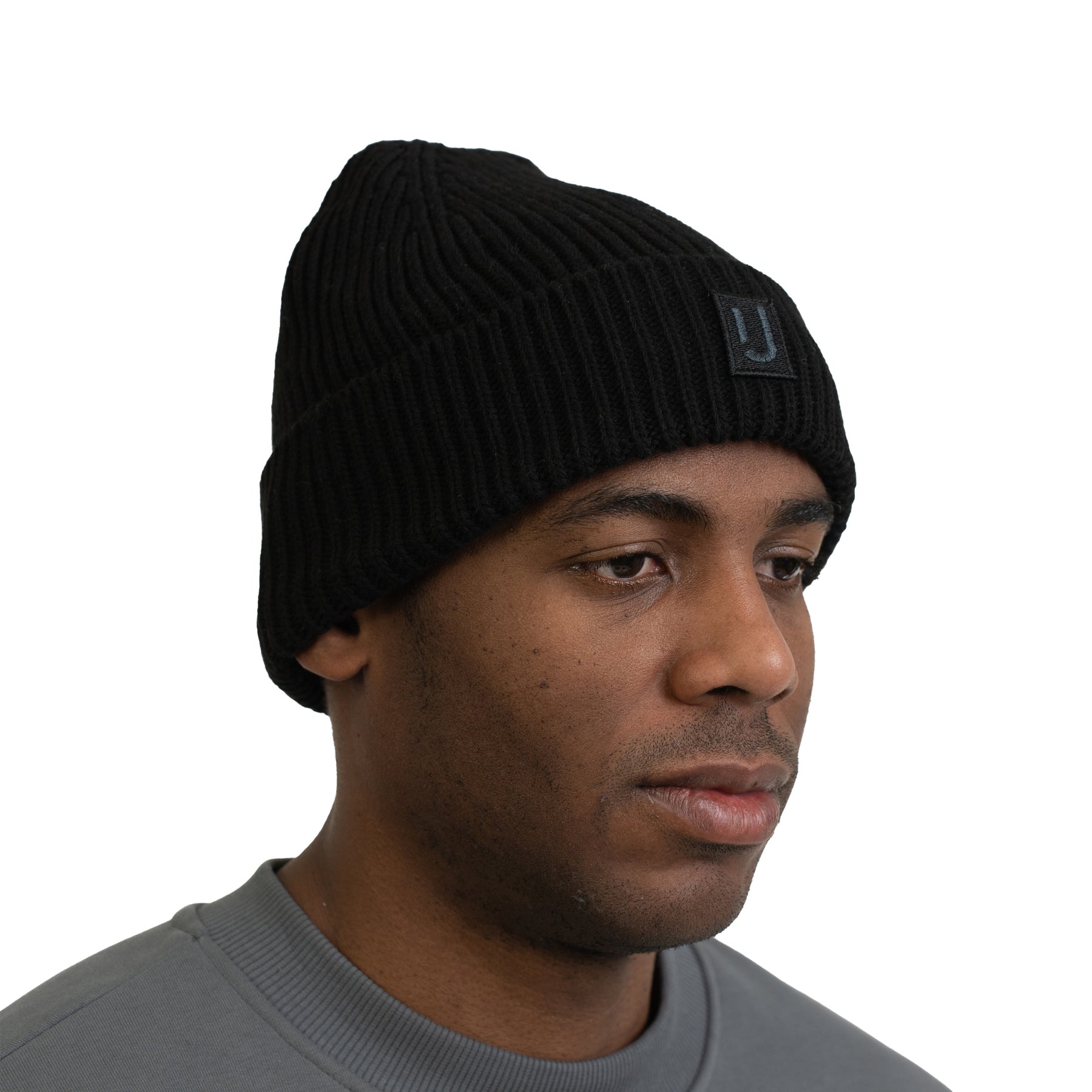 Mann trägt schwarze Johnny Urban Mütze 'Billie' aus grobem Strick