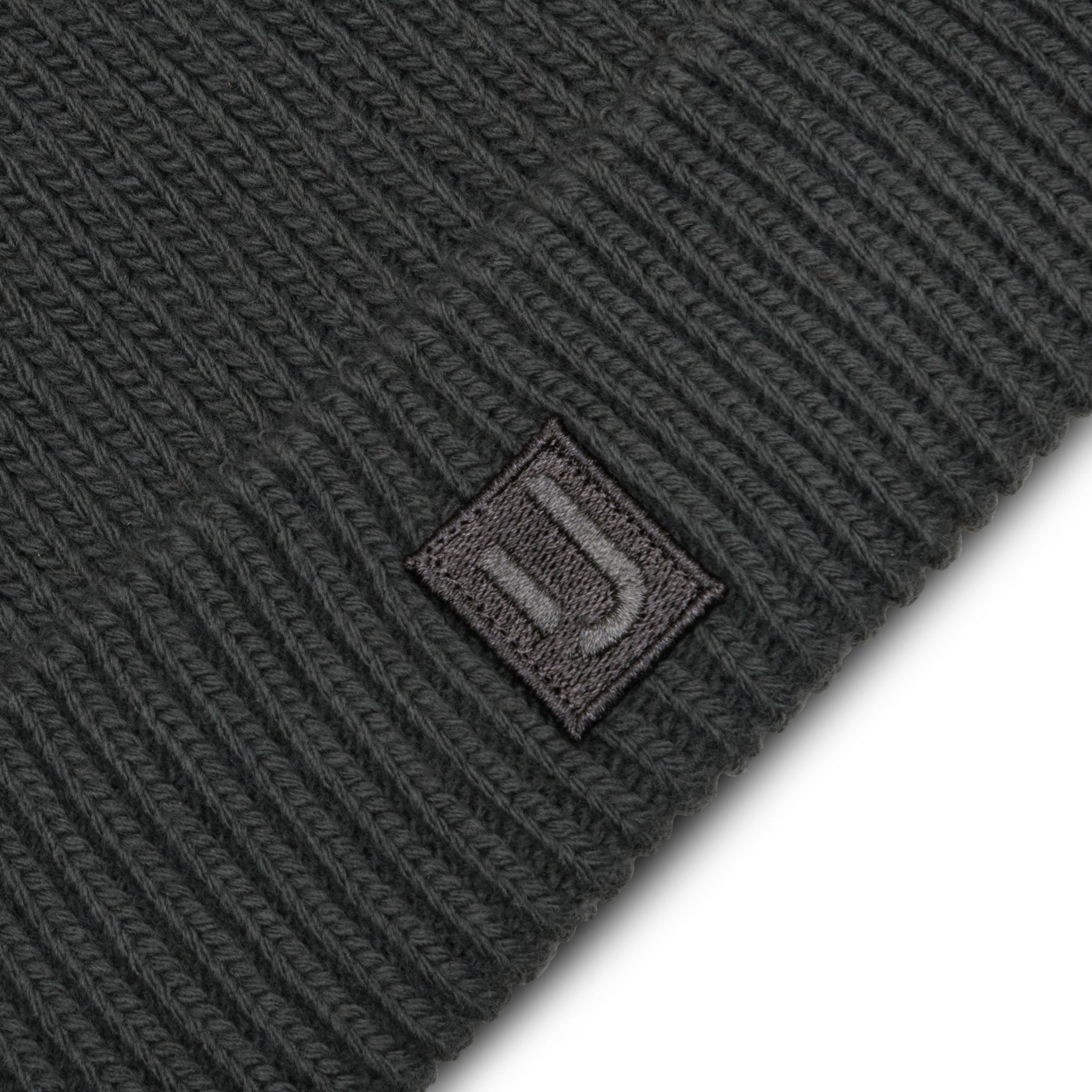 Grau gestrickte Mütze 'Billie' mit Johnny Urban Logo auf einem kleinen schwarzen Patch