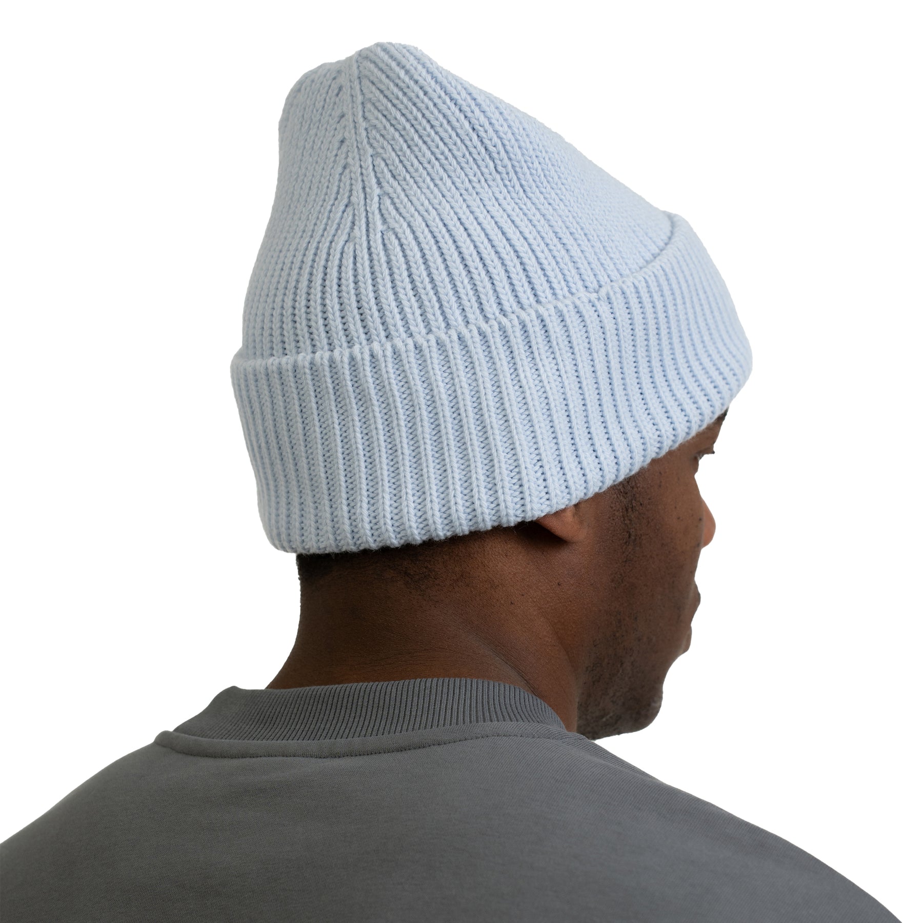 Hellblaue Strickmütze 'Billie' auf dem Kopf eines Mannes von hinten