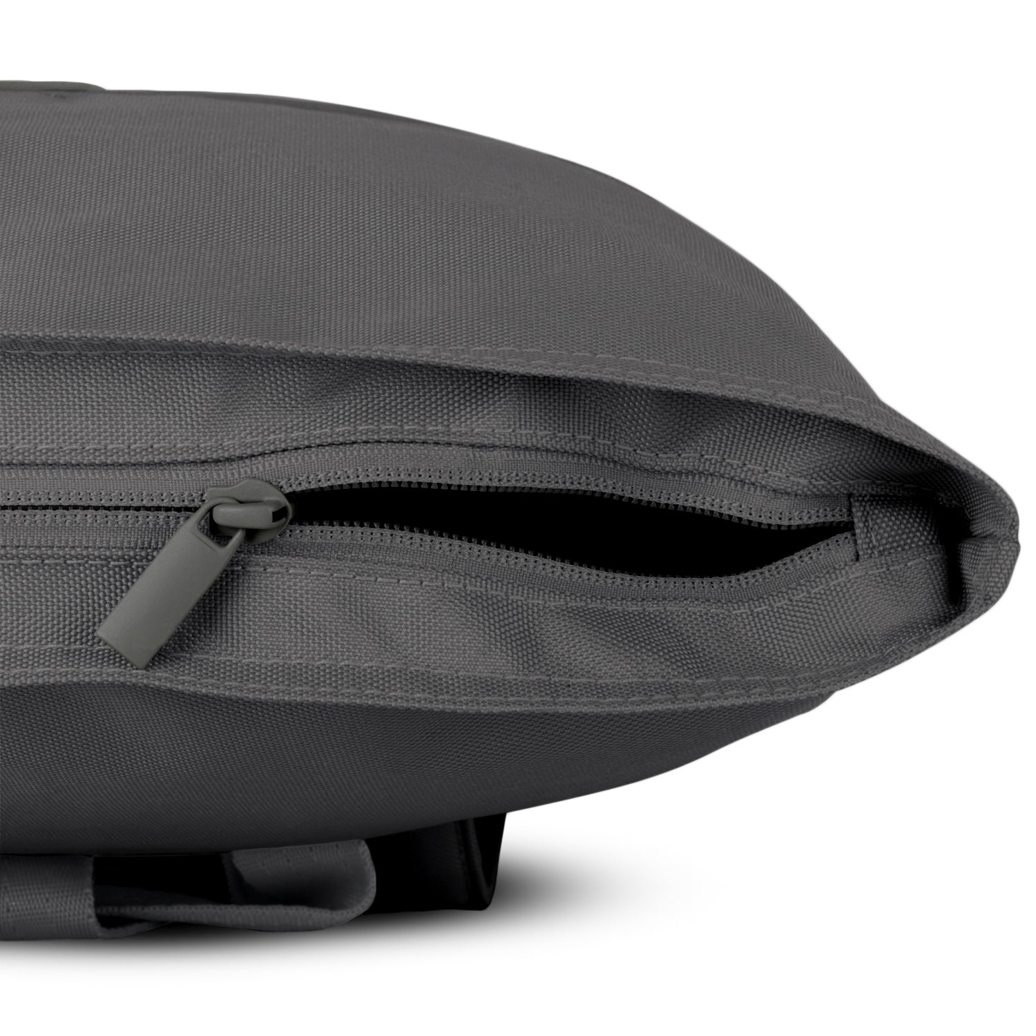 Dunkelgrauer nachhaltiger Rolltop Rucksack 'Robin Medium' mit geöffnetem seitlichem Reißverschluss