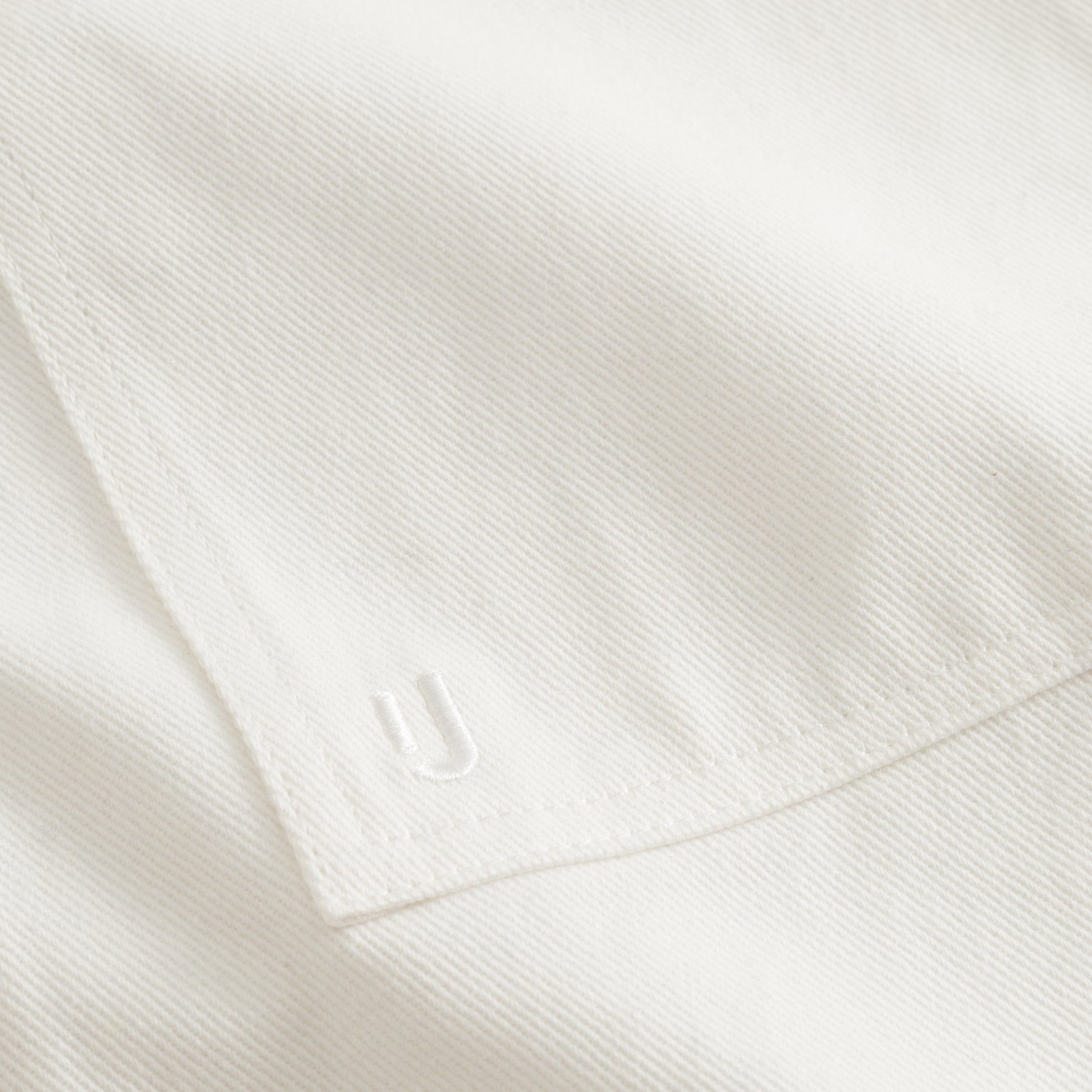 Nahe Aufnahme einer cremefarbenen Baumwoll-Overshirt "Cameron" von Johnny Urban mit dezenter Stickerei