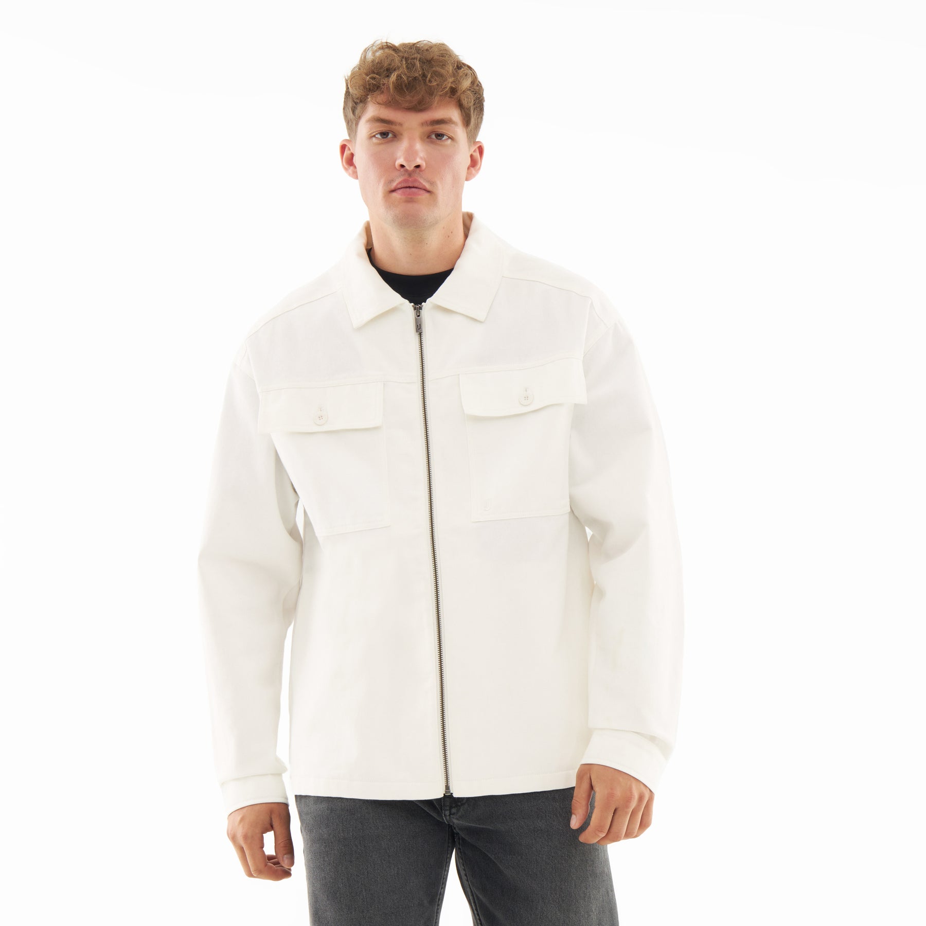 Mann trägt cremefarbenes Overshirt 'Cameron' mit Reißverschluss und Klappentaschen