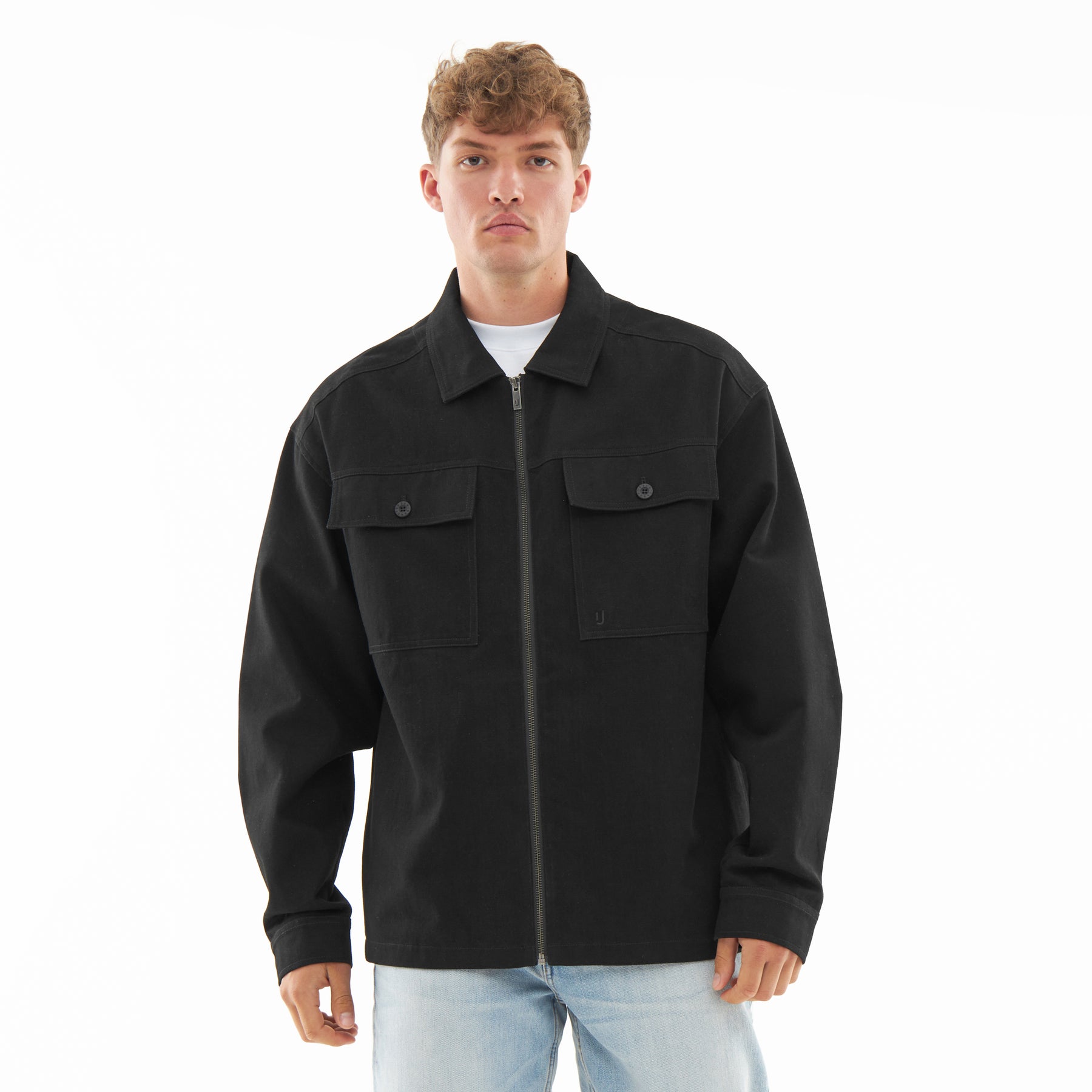 Schwarzes Overshirt 'Cameron' mit Reißverschluss und Brusttaschen, getragen von männlichem Model