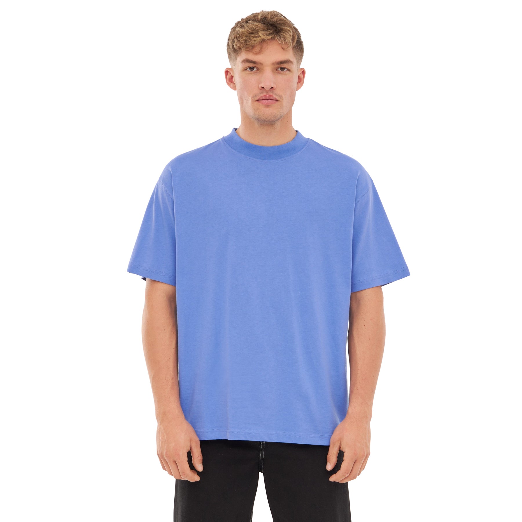 Mann trägt blau-lila Oversize-T-Shirt 'Sammy JU' mit kurzen Ärmeln