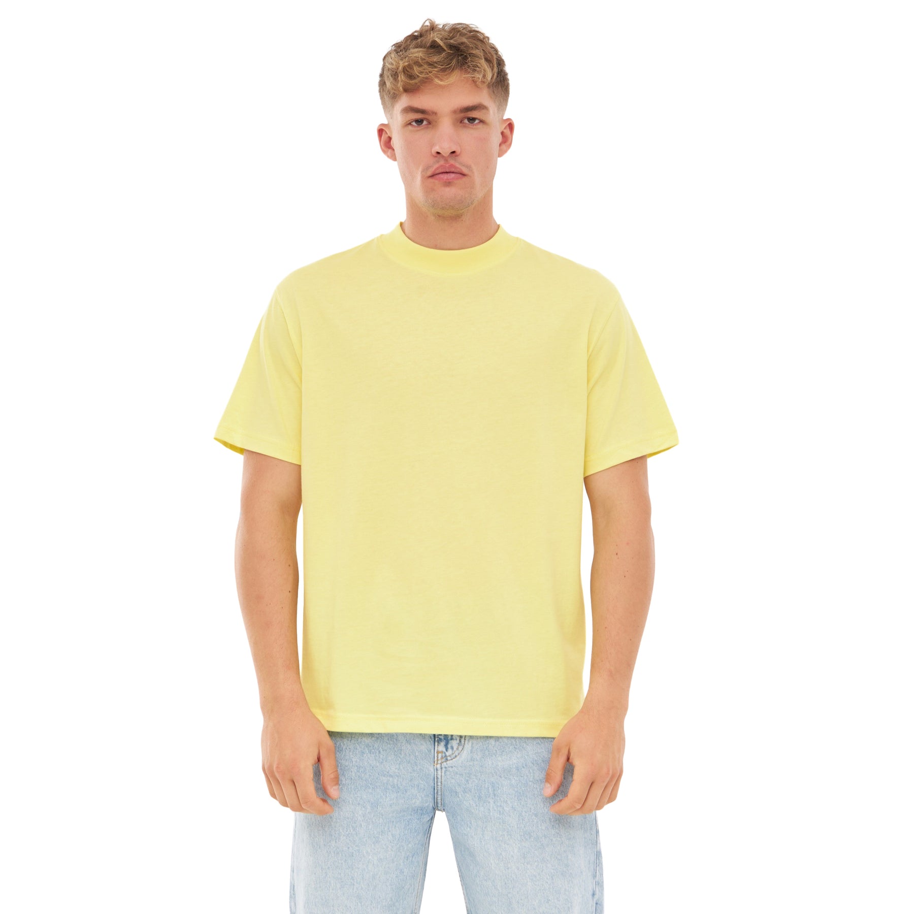 Mann trägt oversized T-Shirt 'Sammy JU' in Gelb, kombiniert mit hellblauen Jeans