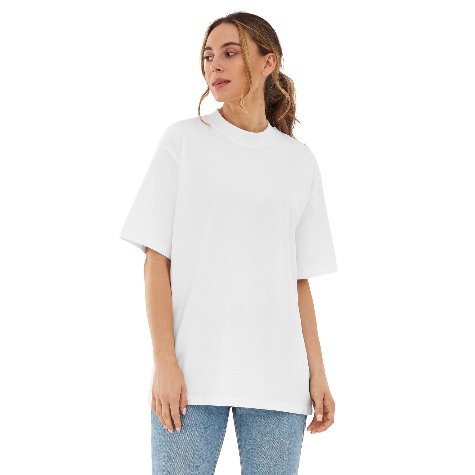 Damen trägt oversize weißes T-Shirt 'Sammy Chrome Butterfly' mit kurzen Ärmeln und Rundhalsausschnitt