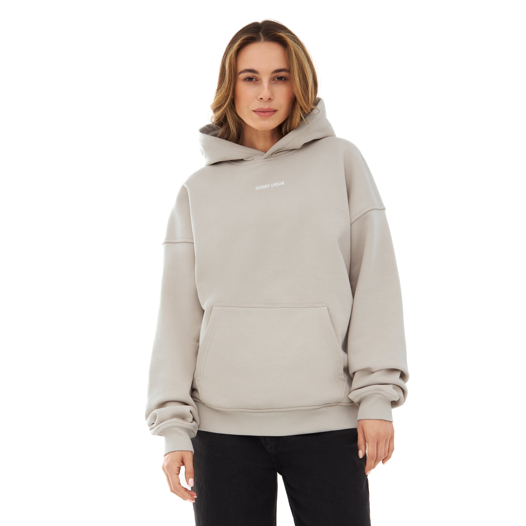 Frau trägt oversized beigen Hoodie 'Cody' mit Johnny Urban Print und Kängurutasche