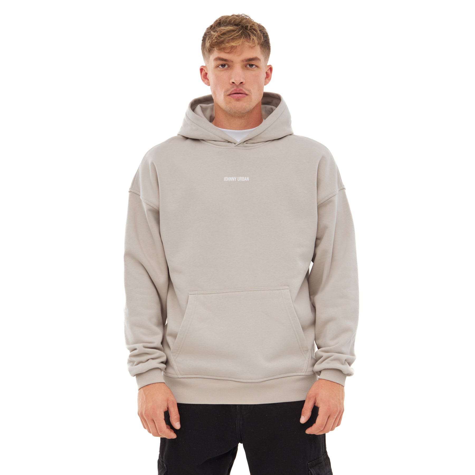 Beiger Oversized Hoodie 'Cody' mit kleinem Johnny Urban Print, getragen von einem Mann