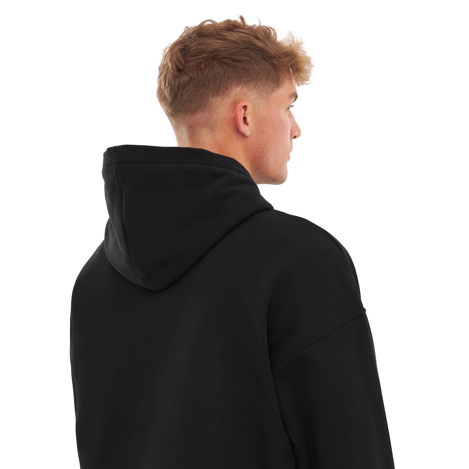 Rückansicht eines Mannes mit kurzem Haar, der einen schwarzen oversized Hoodie 'Cody' von Johnny Urban trägt