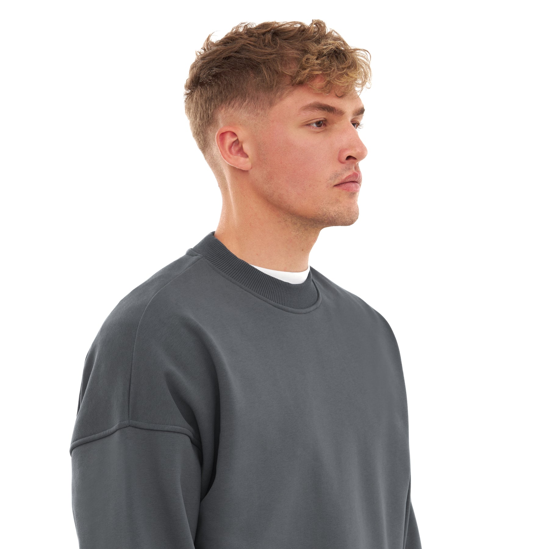 Mann trägt graues, oversized Crewneck Sweatshirt 'Carter' von Johnny Urban, seitliches Porträt