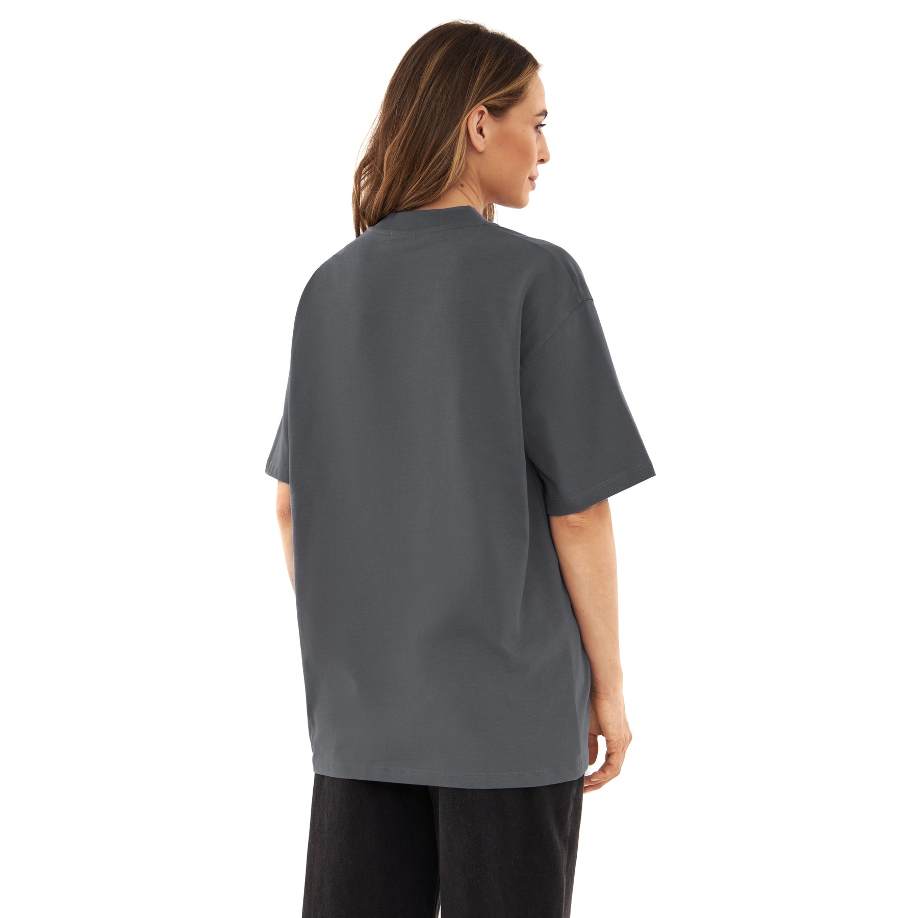 Damenmodell von hinten mit grauem, oversized T-Shirt Sammy und schwarzen Hosen
