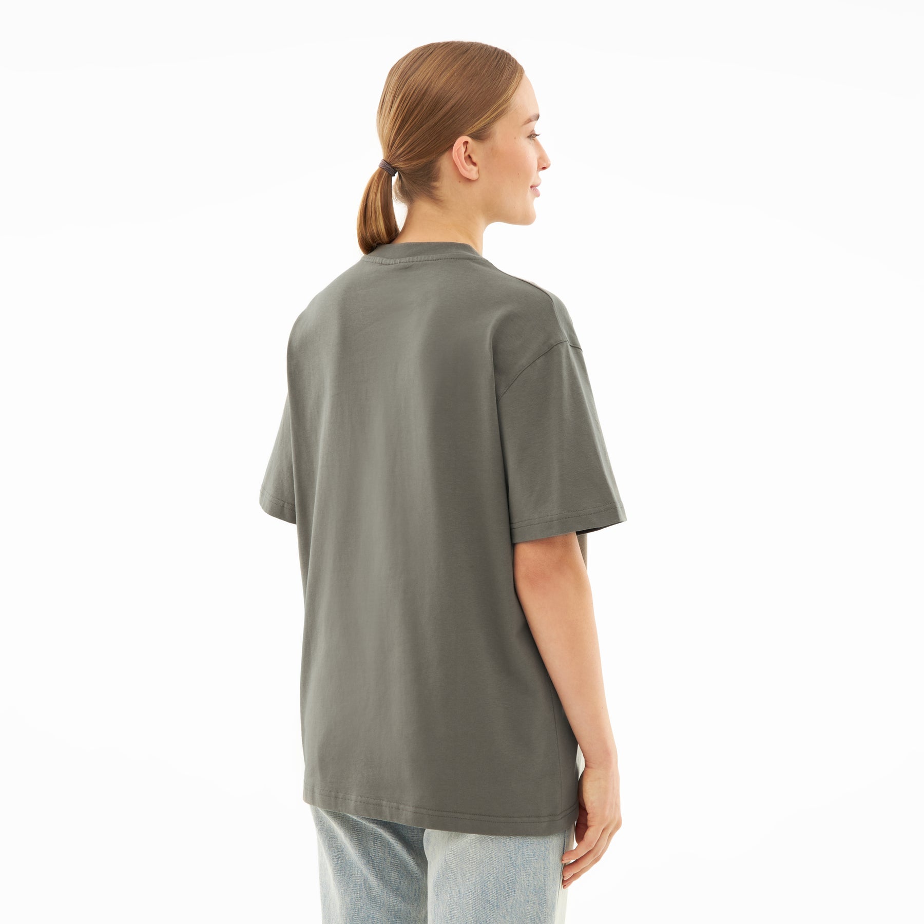 Frau trägt oversized T-Shirt 'Sammy' in grauer Olive-Farbe, Rückansicht