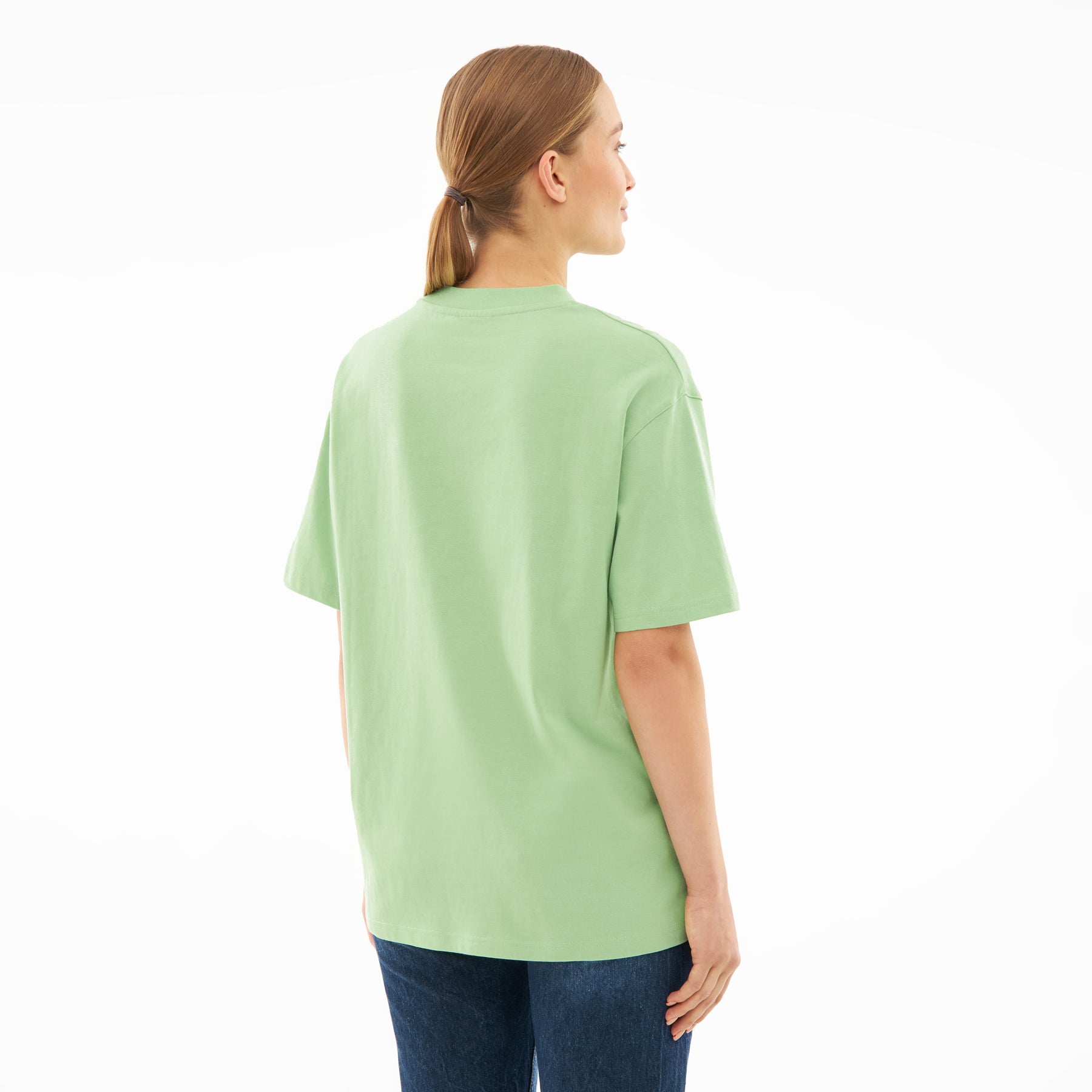 Damen trägt oversized T-Shirt 'Sammy' in salbeigrün, Rückansicht