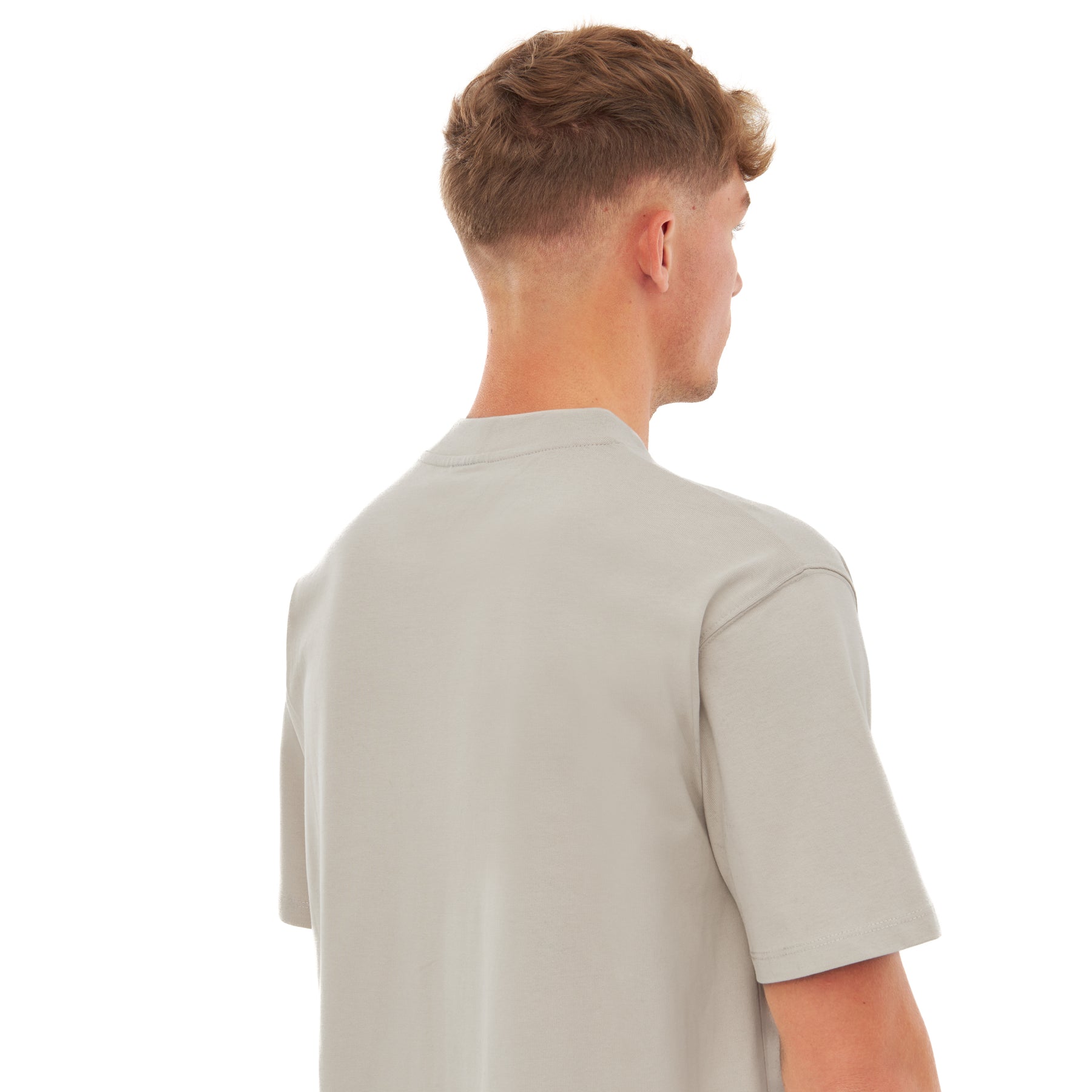 Rückansicht eines Mannes in beige oversized T-Shirt 'Sammy Johnny Urban' mit kurzem Ärmeln