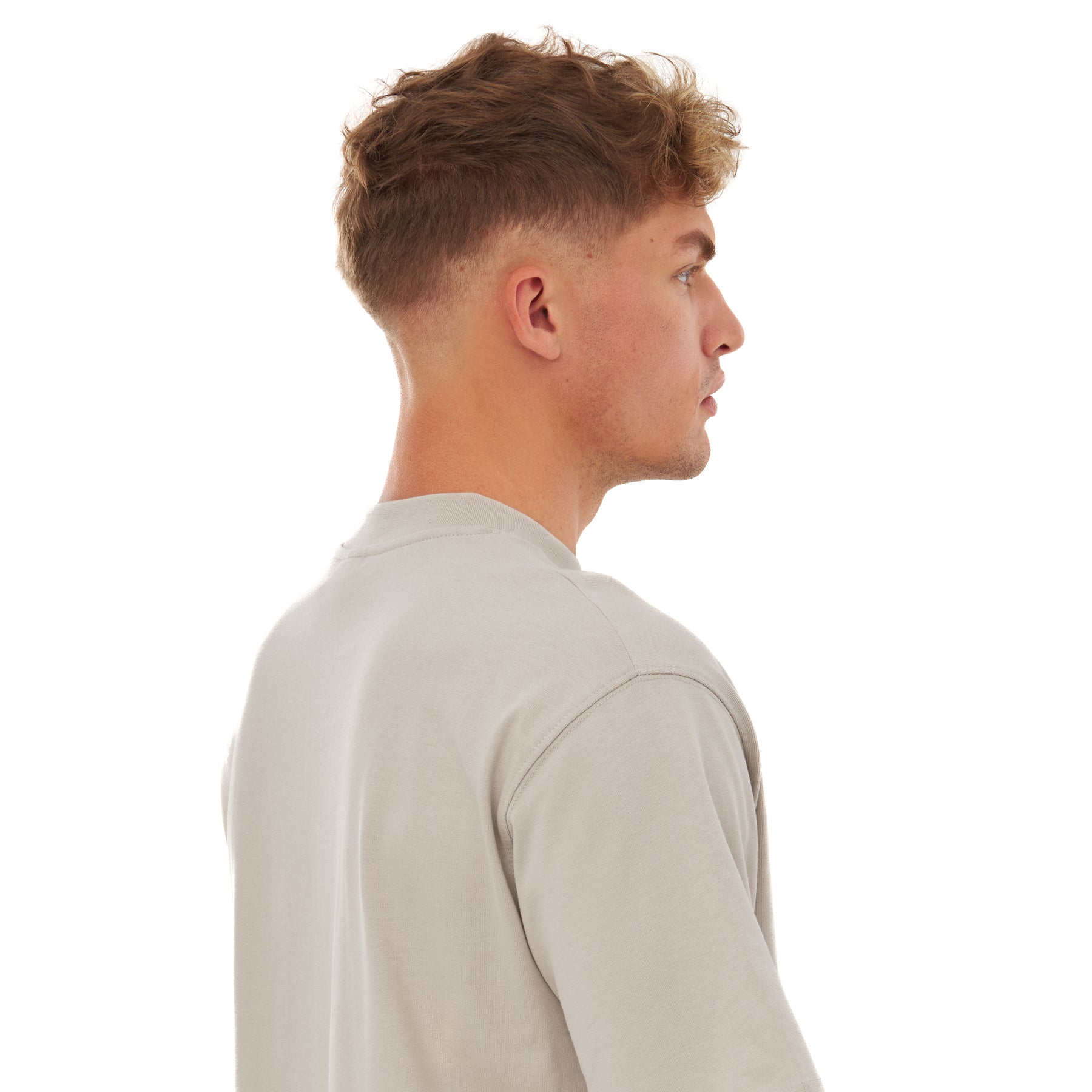 Mann von der Seite trägt beige oversized T-Shirt 'Sammy' von Johnny Urban