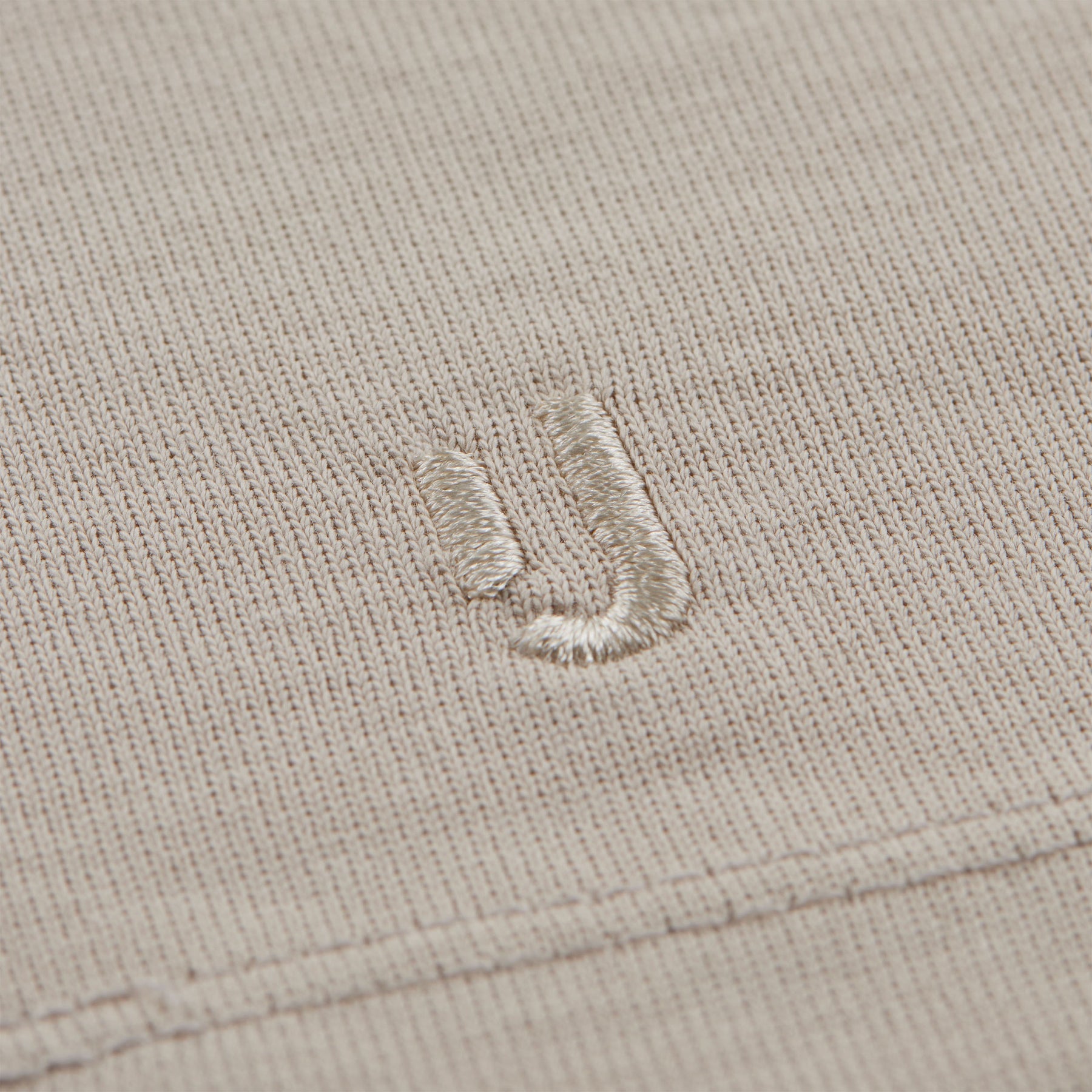 Beige-gemustertes Strickgewebe mit besticktem 'JU'-Logo auf T-Shirt 'Sammy'