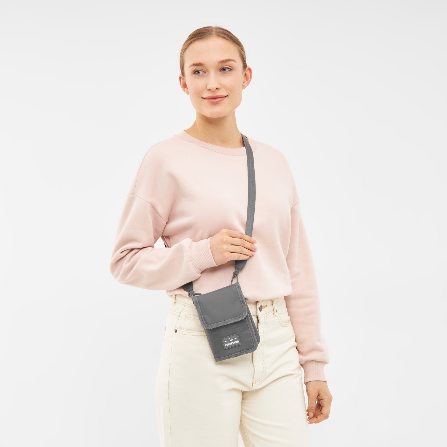 Frau trägt graues Portemonnaie 'Troy' von Johnny Urban zum Umhängen mit verstellbarem Riemen