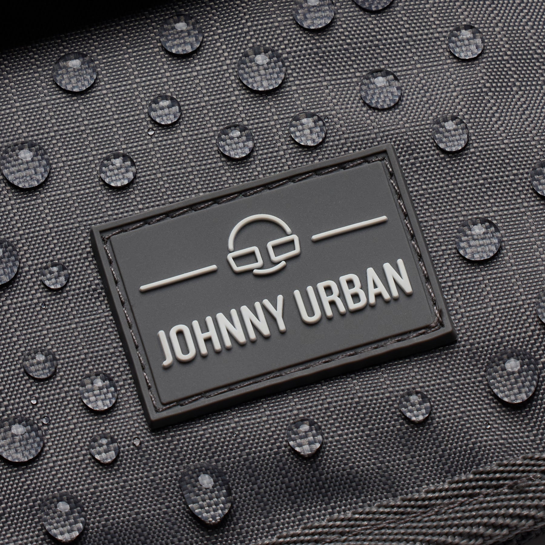 Nahaufnahme des wasserabweisenden Materials mit Johnny Urban Logo auf dem Portemonnaie 'Troy' in Grau