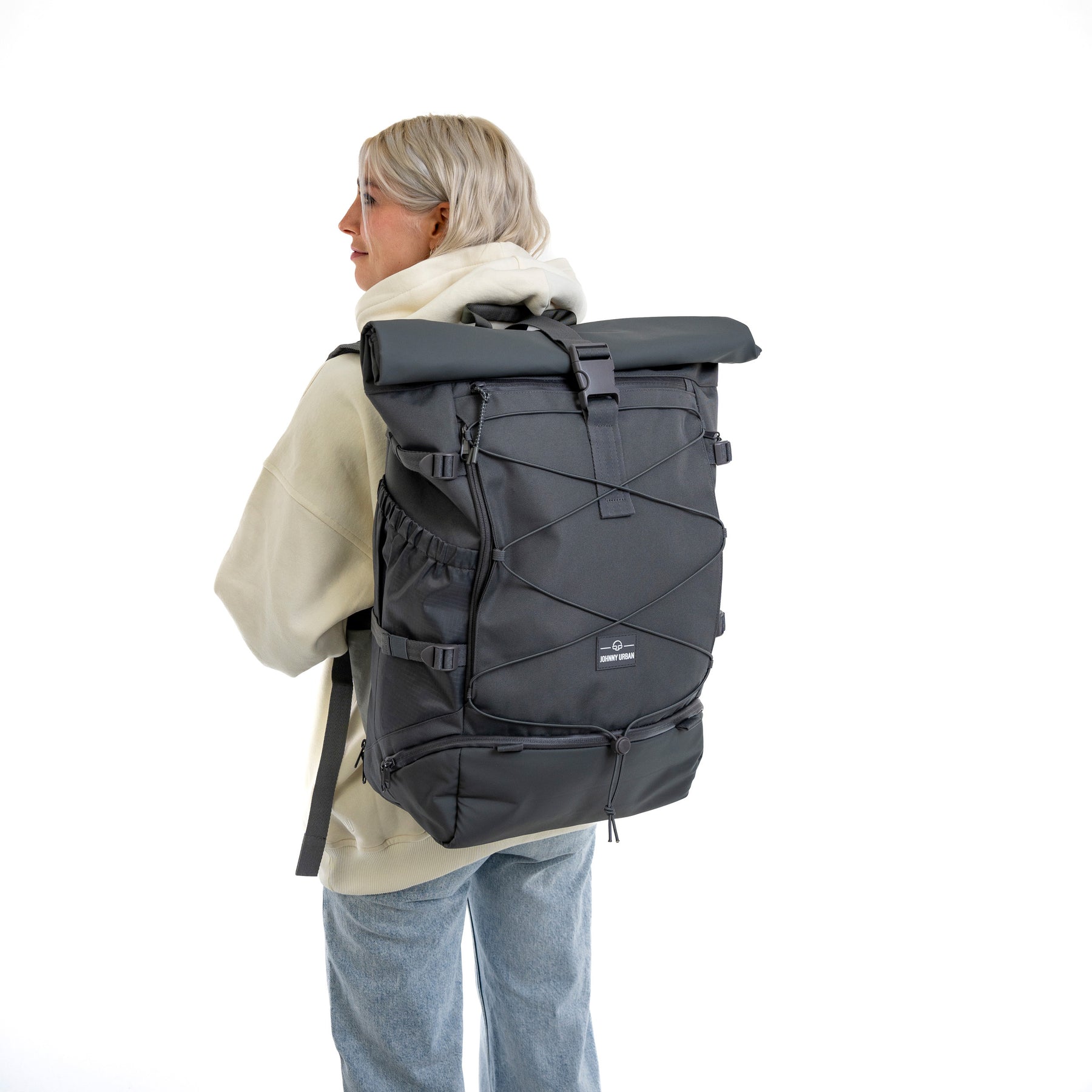 Frau mit Reiserucksack 'Allen Large Travel' von Johnny Urban in Grau, seitliche Ansicht