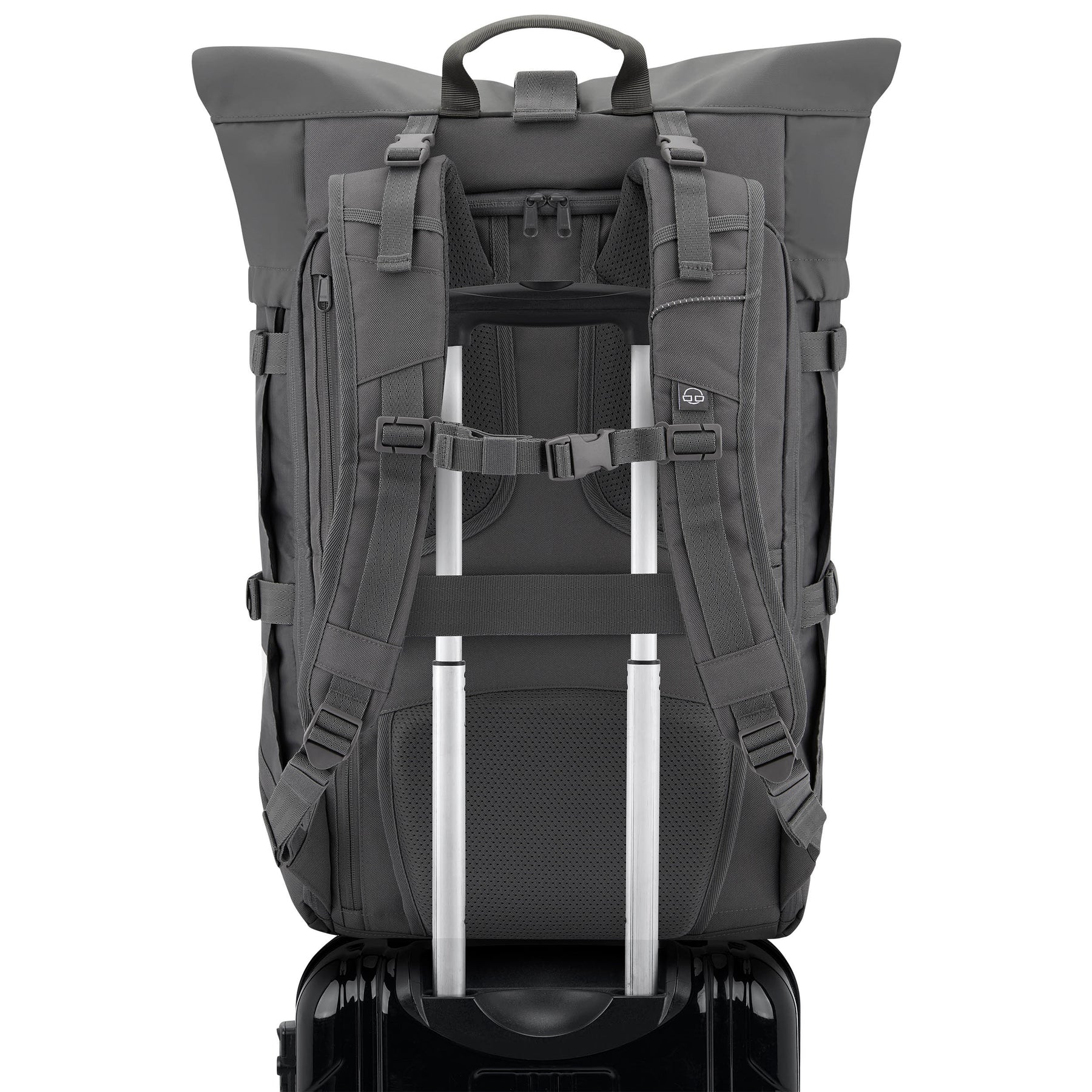 Grauer Reiserucksack Allen XL Travel von Johnny Urban mit gepolsterten Schultergurten, abnehmbarer Brustgurtschnalle und Befestigung für Rollkofferstange