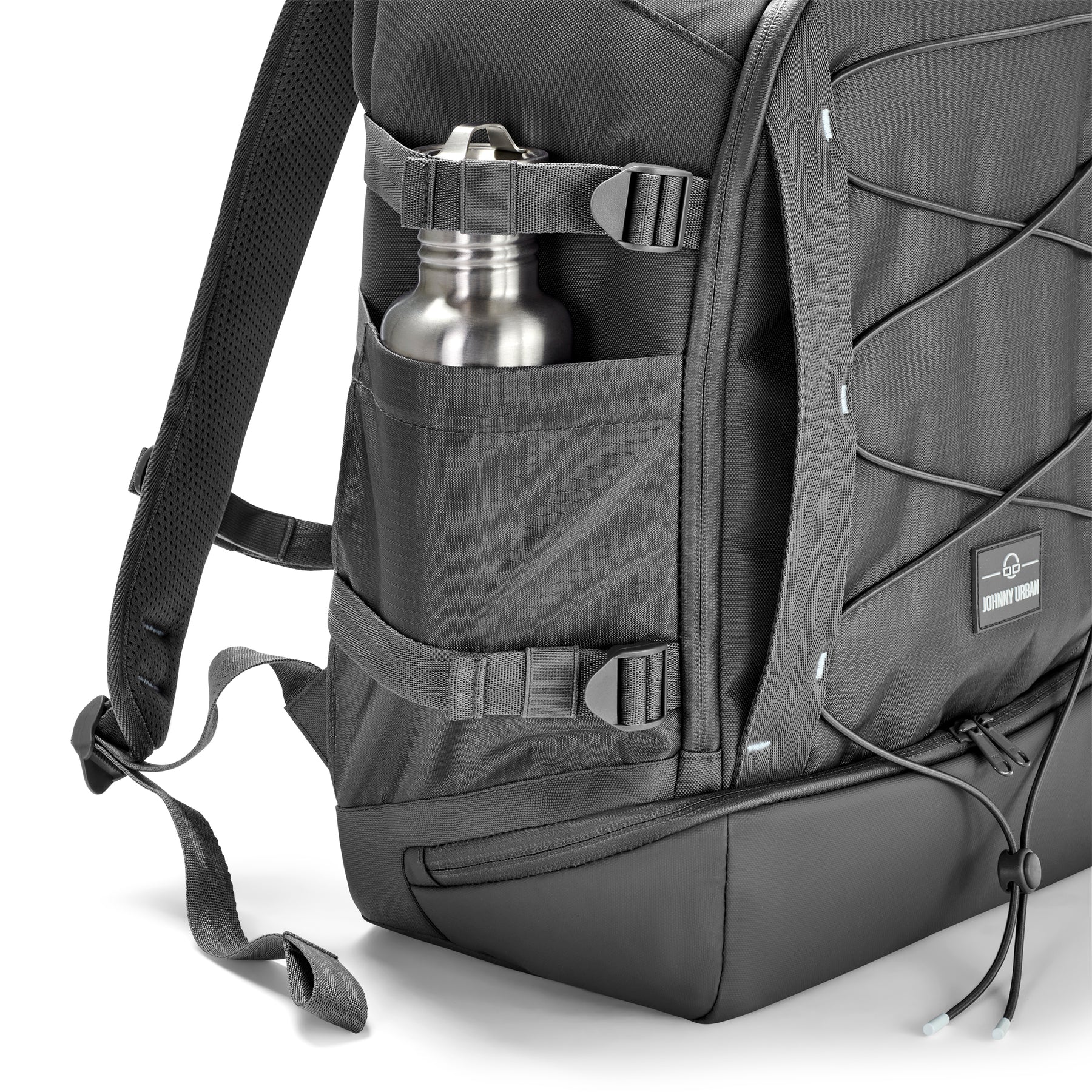 Seitliche Ansicht des grauen Reiserucksacks 'Jack' von Johnny Urban mit einer Metallflasche in der Außentasche und verstellbaren Riemen