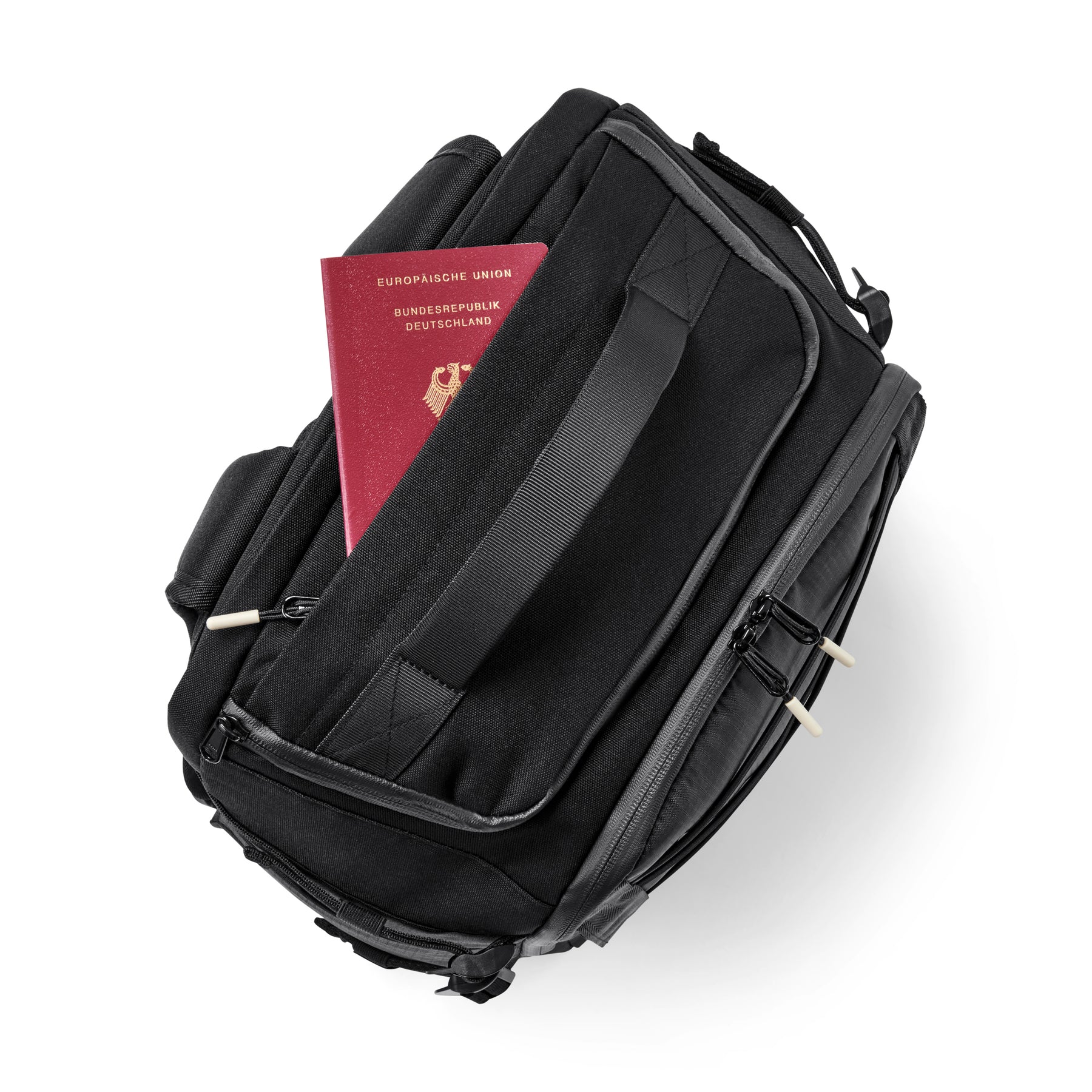 Großer schwarzer Reiserucksack 'Jack' mit deutschem Reisepass in der Außentasche