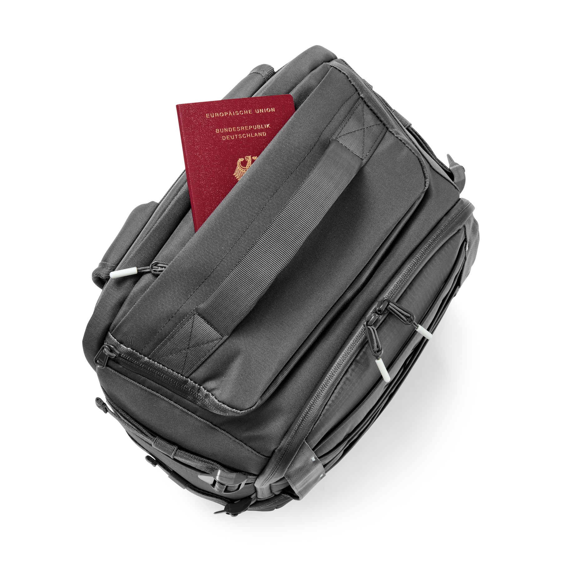 Dunkelgrauer Rucksack 'Jack' mit Reisepass in der Außentasche