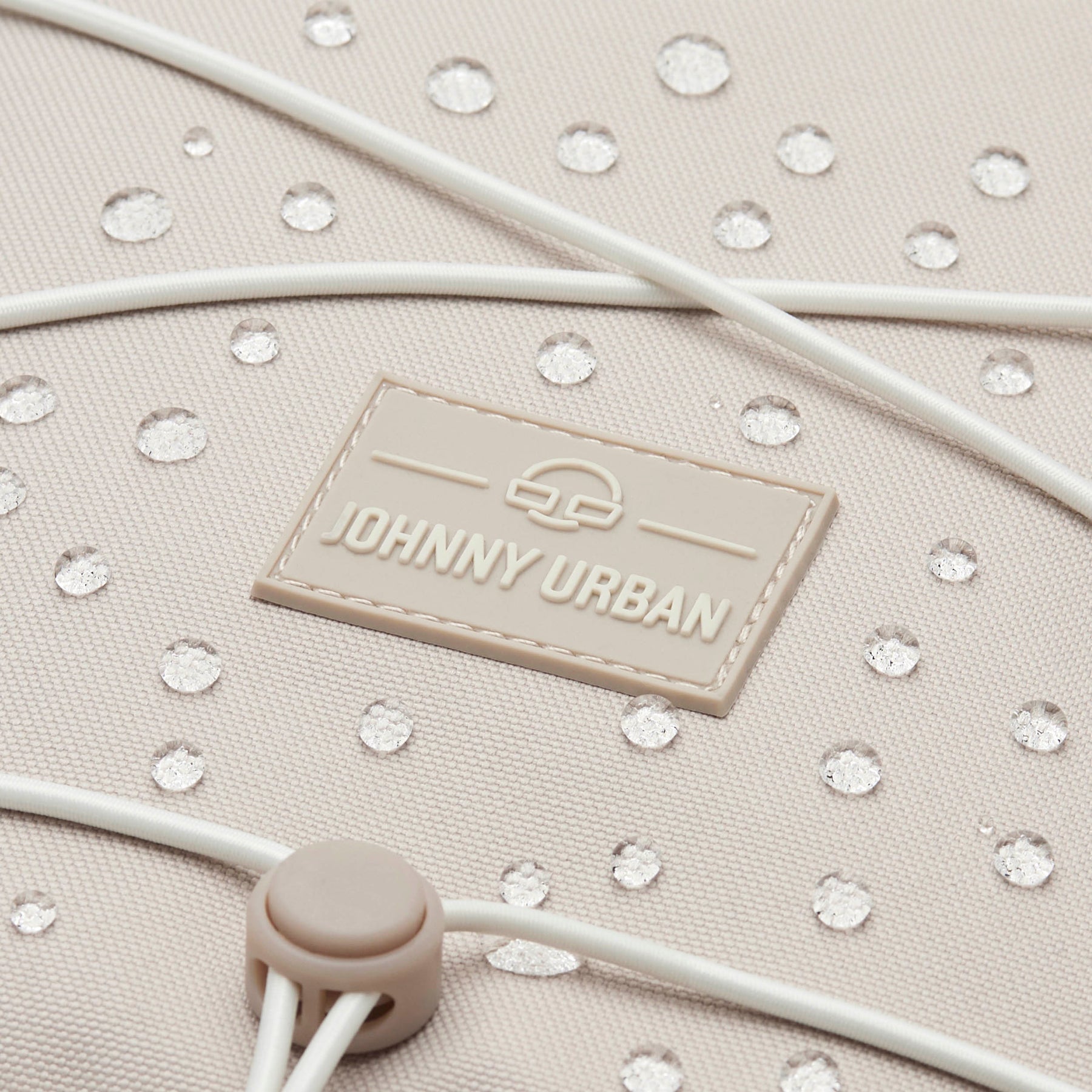 Wasserabweisender Reiserucksack 'Allen Large Travel' in Sand mit Johnny Urban Logo und elastischem Zugband