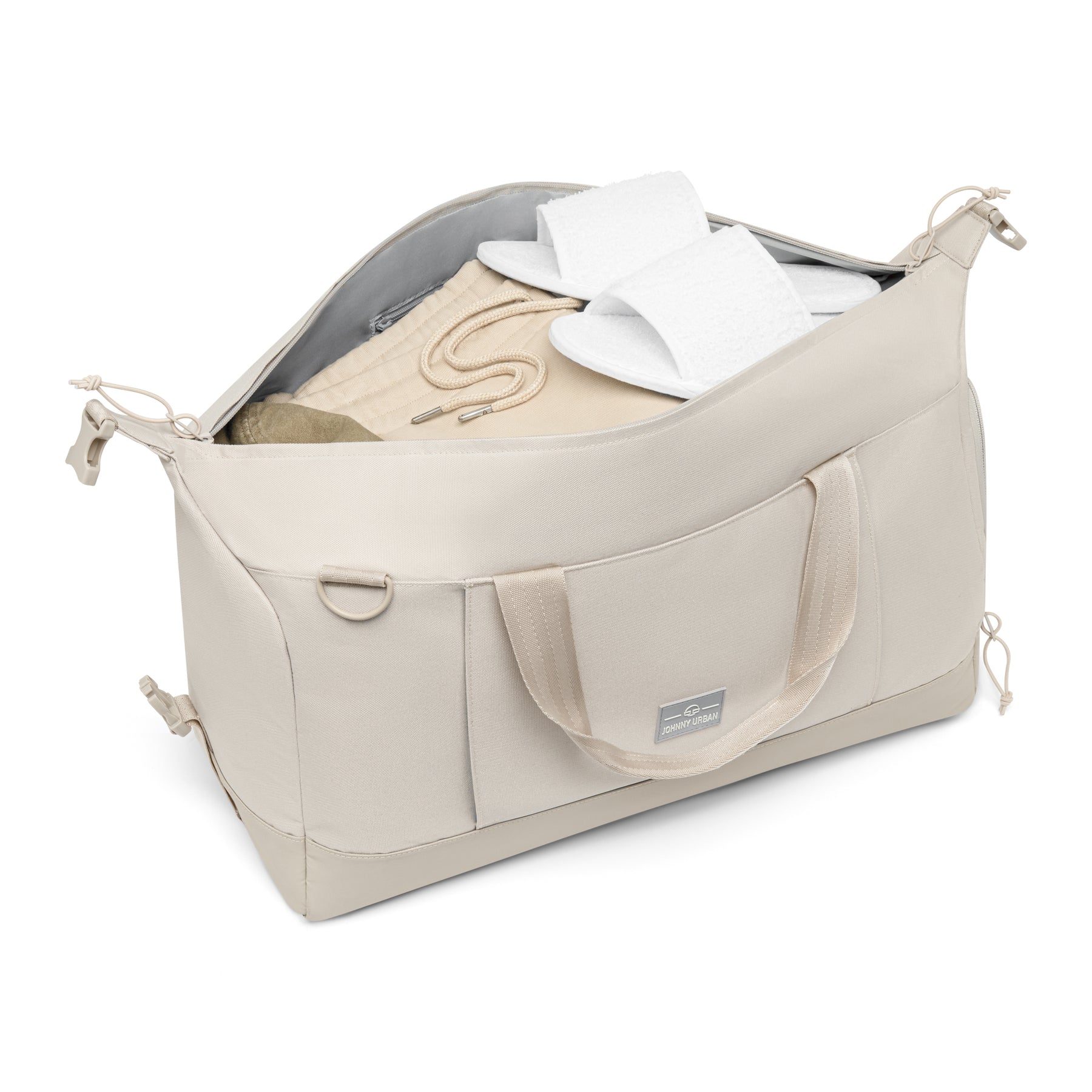 Sandfarbene Weekender-Reisetasche 'Milan' von Johnny Urban, gefüllt mit Kleidung und weißen Hausschuhen