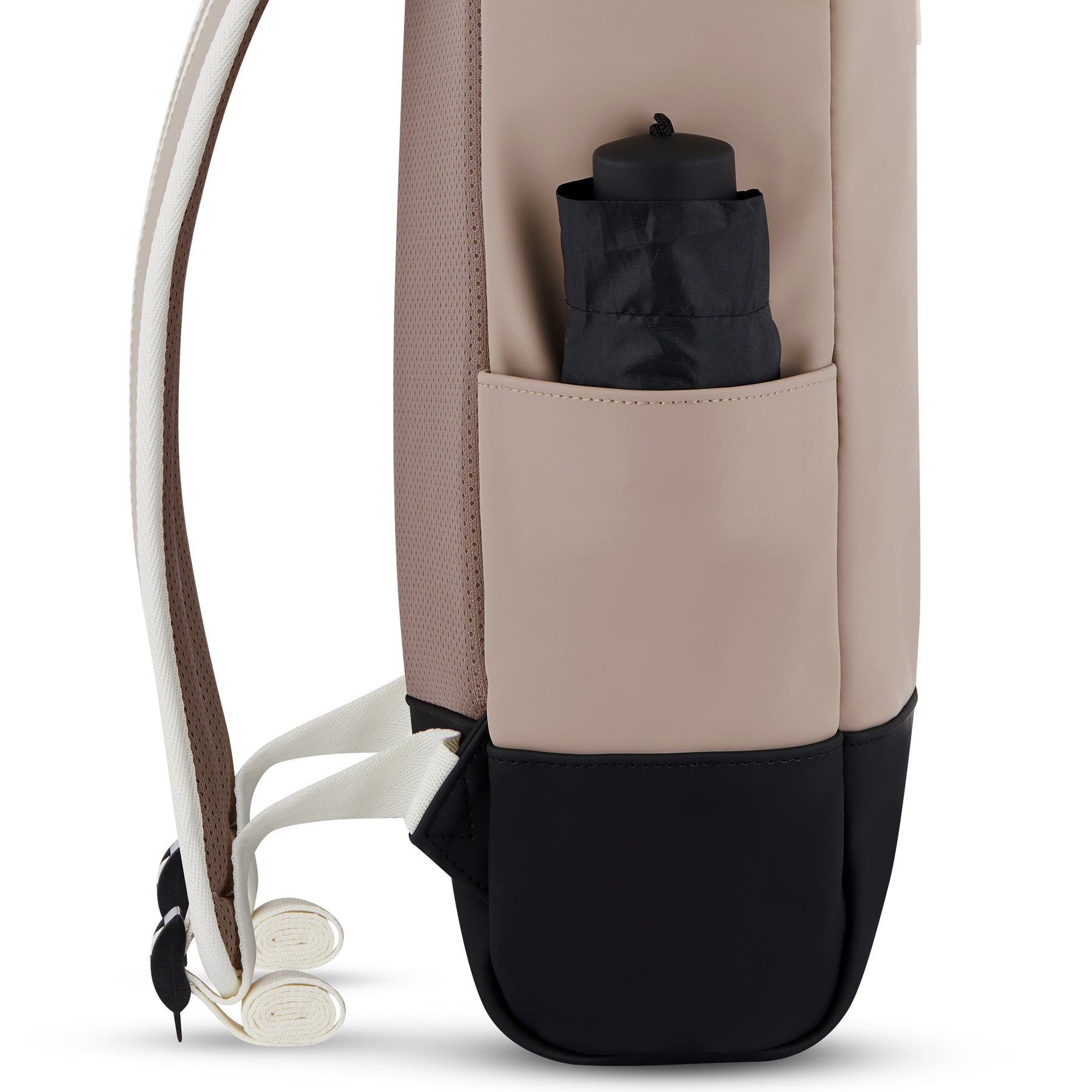 Seitentasche des Rolltop Rucksackes 'Harvey Medium' in Beige-Schwarz mit schwarzem Regenschirm