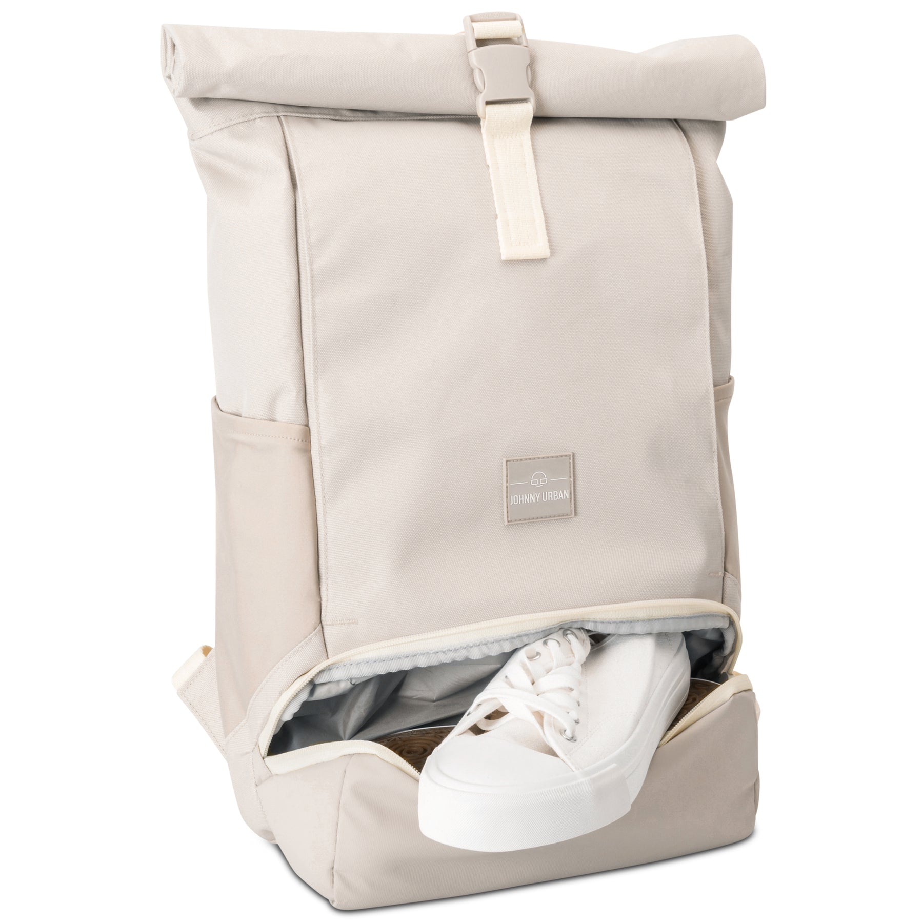 Beiger Rolltop Rucksack 'Allen Medium' von Johnny Urban mit separatem Schuhfach, darin weiße Sneaker