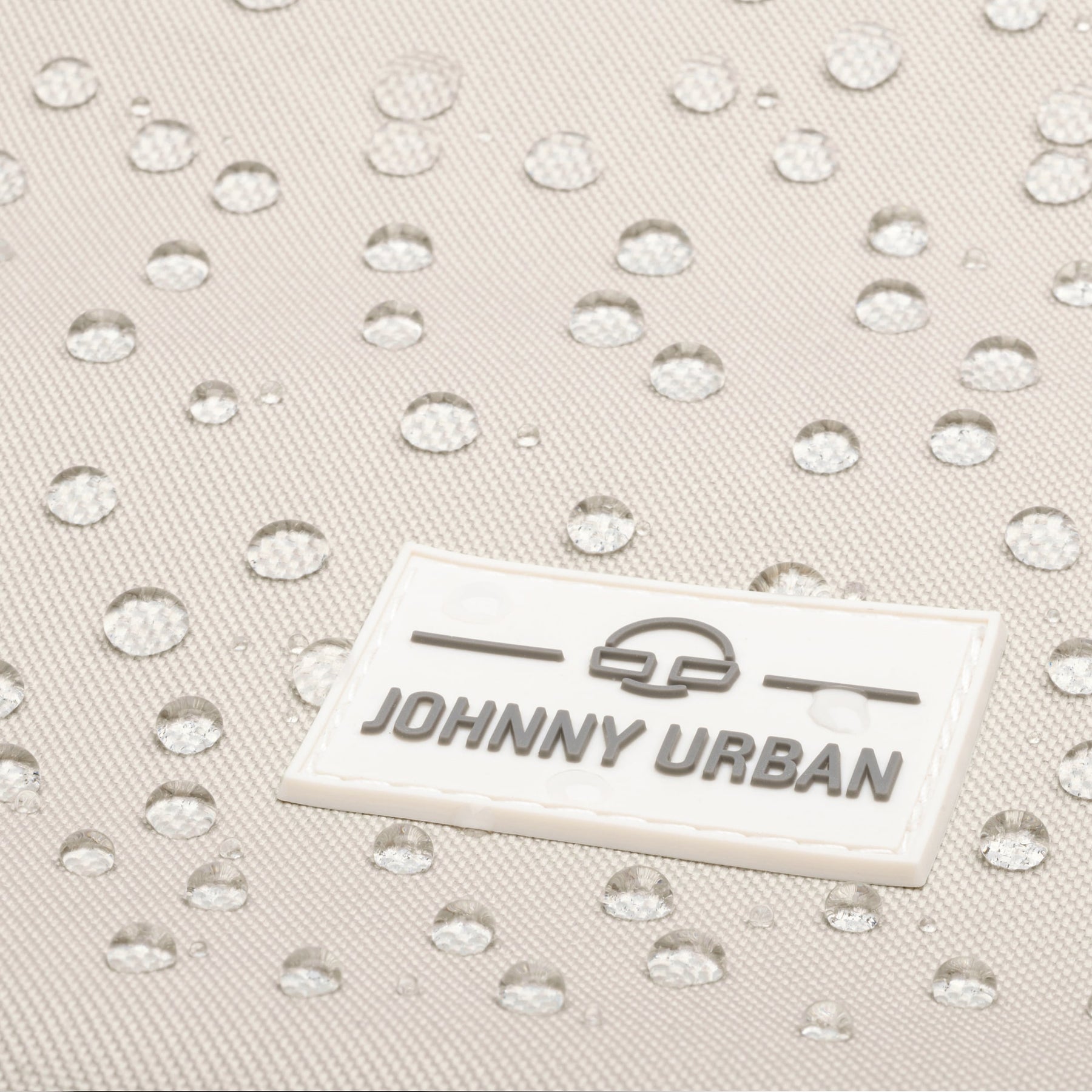 Details des wasserabweisenden beige-grauen Rolltop Rucksacks 'Allen Large' von Johnny Urban mit Wassertropfen auf dem Material