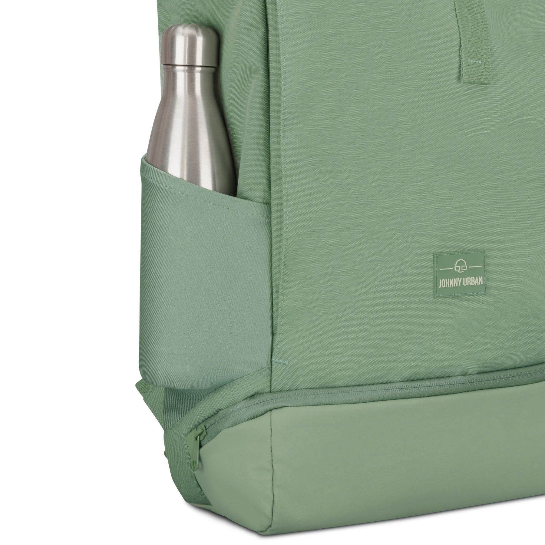 Rolltop Rucksack 'Allen Large' von Johnny Urban in grün mit Edelstahlflasche in Seitentasche