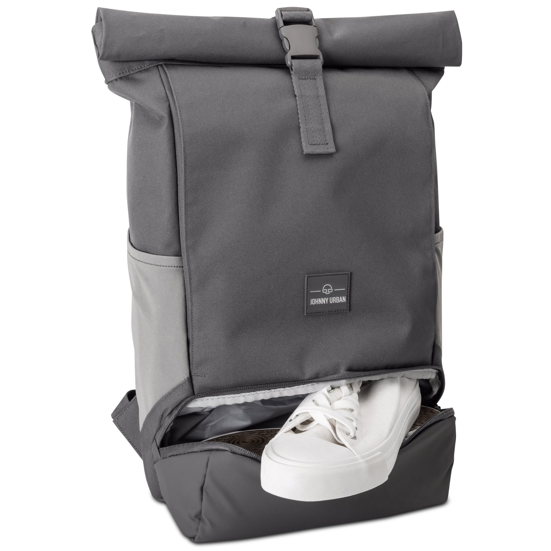 Rolltop Rucksack Allen Medium in Dunkelgrau mit seitlichen Taschen und geöffnetem Bodenfach, darin weiße Sneaker