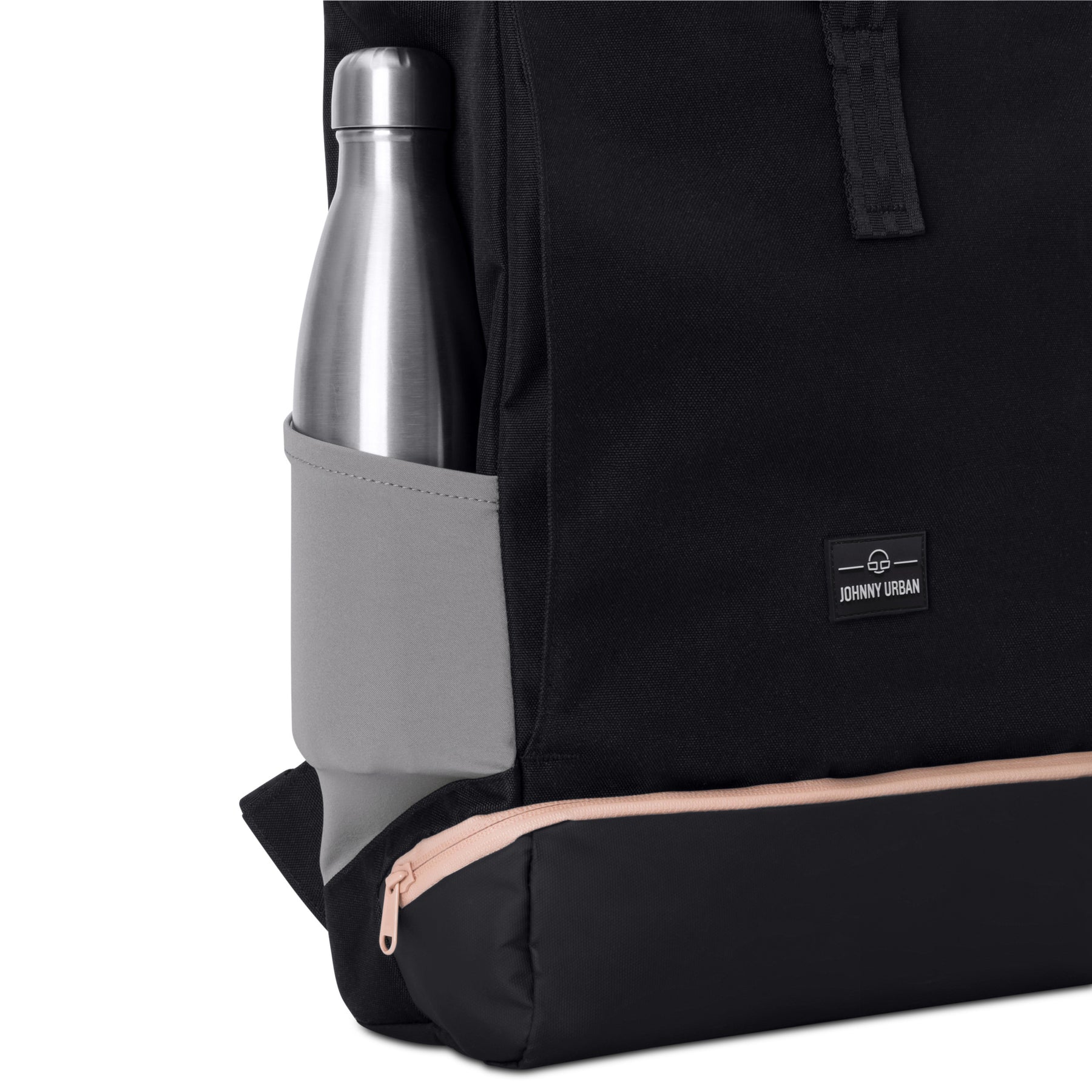 Seitentasche des Rolltop Rucksacks Allen Medium von Johnny Urban mit silberner Trinkflasche