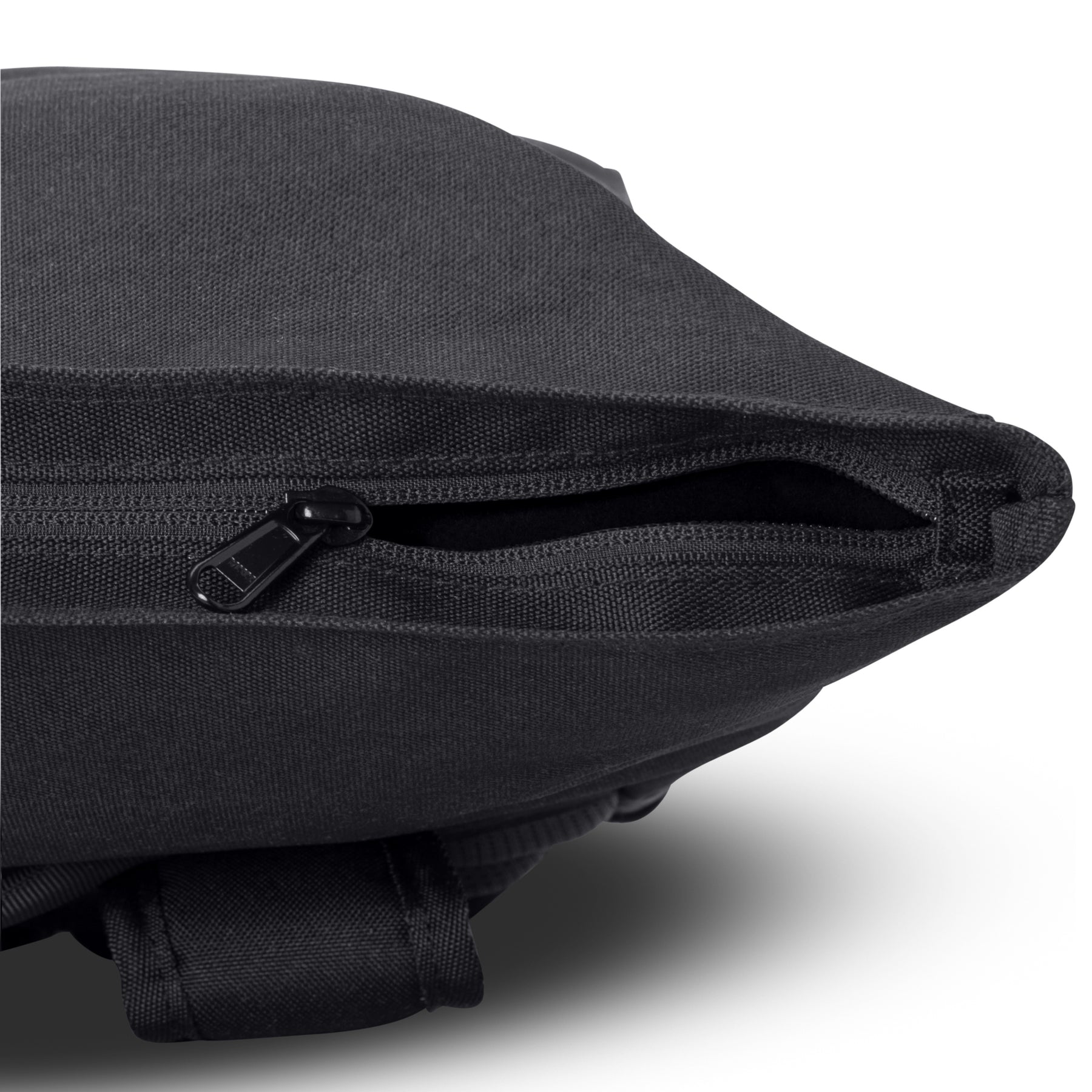 Schwarzer Rolltop Rucksack 'Allen Medium' mit einem teilweise geöffneten Reißverschluss aus robustem Material